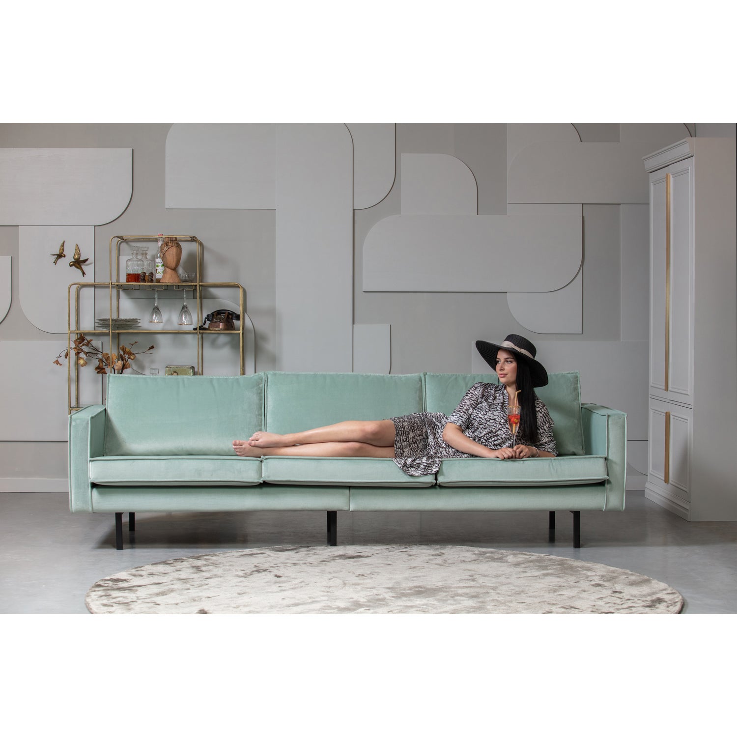 800543-144-800890-M-800029-B-800009-A-800999-N-800063-B-02_SF_BP_Rodeo_bank_3_zits_Organize_kast_Cheers_wijnkast_Ravel_vloerkleed_rond_Whitness_Occasional_imago.jpg?auto=webp&format=png&width=1500&height=1500