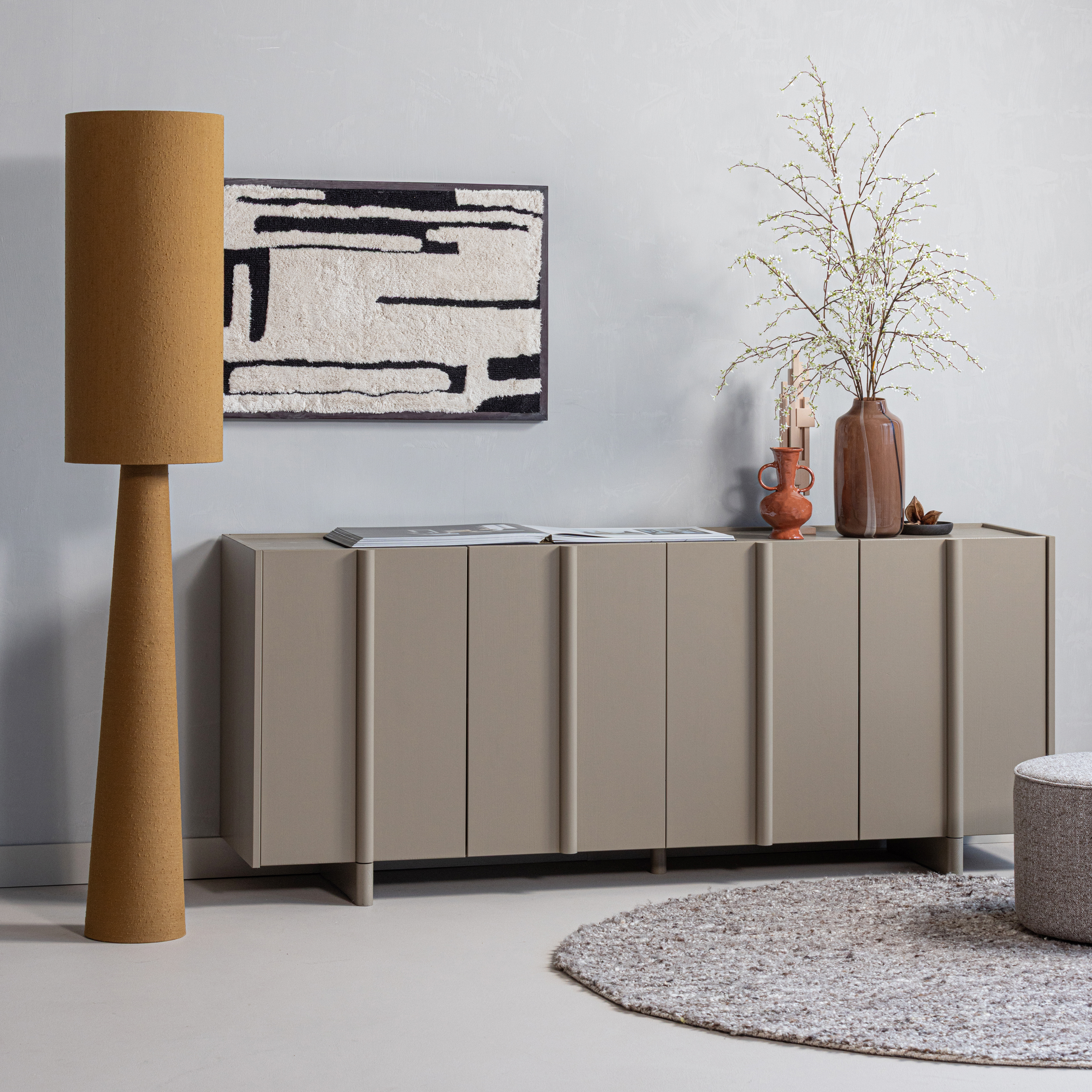 373991-M__377479-B_01_SF_Basu_dressoir_grenen_mud_Selena_vaas_Loft_tapenade_vierkant.jpg?auto=webp&format=png&width=1500&height=1500