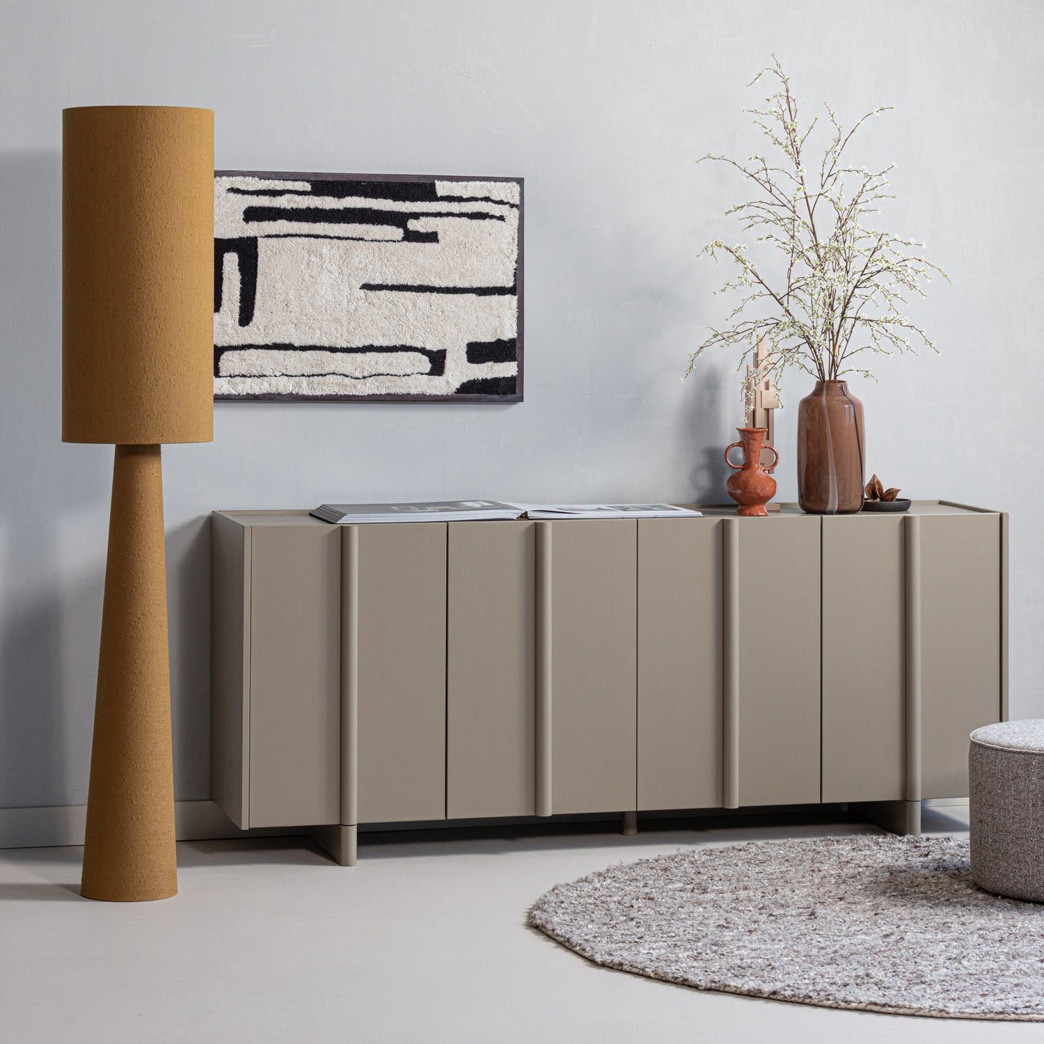 373991-M__377479-B_01_SF_Basu_dressoir_grenen_mud_Selena_vaas_Loft_tapenade_vierkant.jpg?auto=webp&format=png&width=1500&height=1500