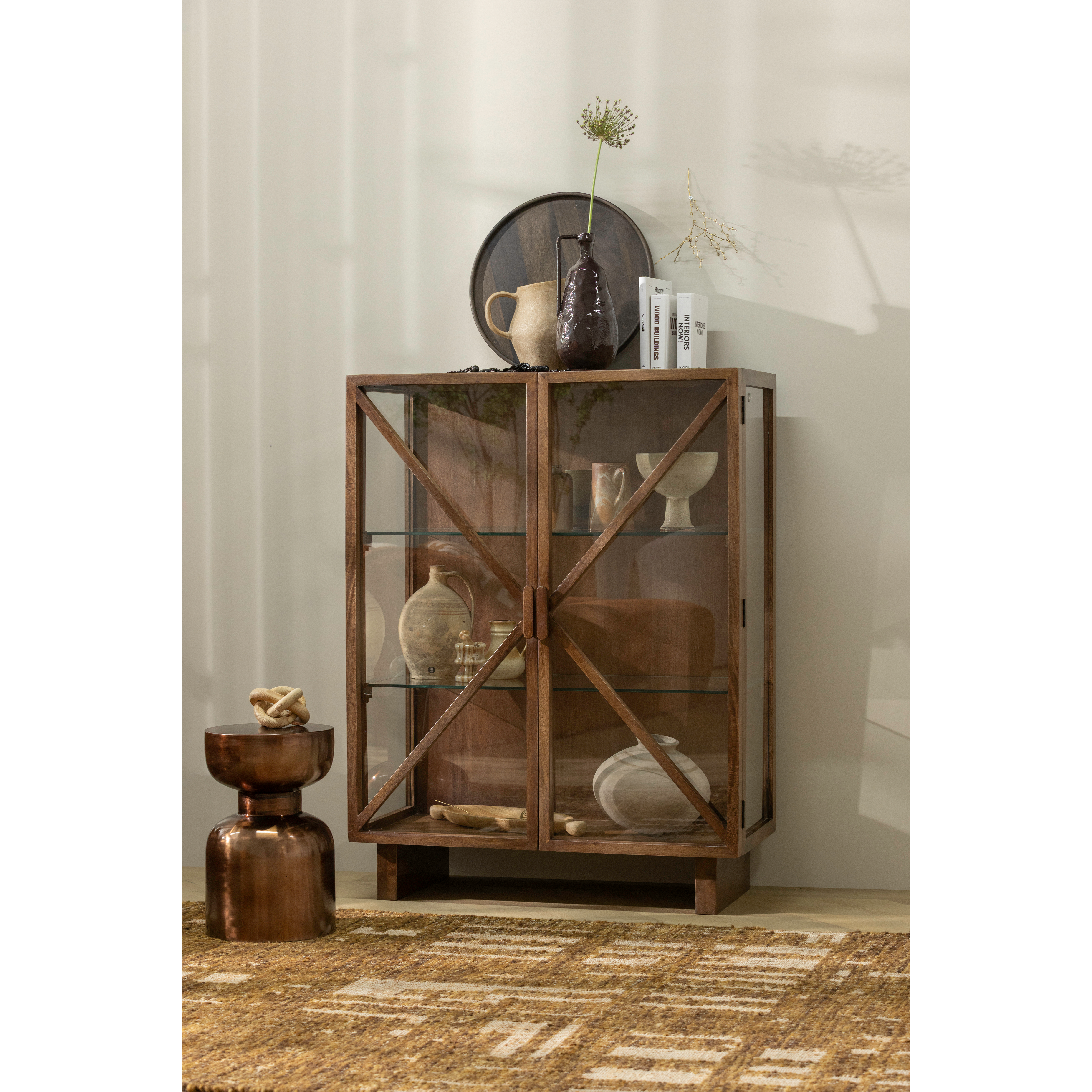 377621-B-377582-B-377624-B-377544-B-377545-Z-01_SF_WP_Kella_2-drs_kast_Frits_bijzettafel_Ian_vloerkleed_Indre_Valerie_vaas.png?auto=webp&format=png&width=1500&height=1500