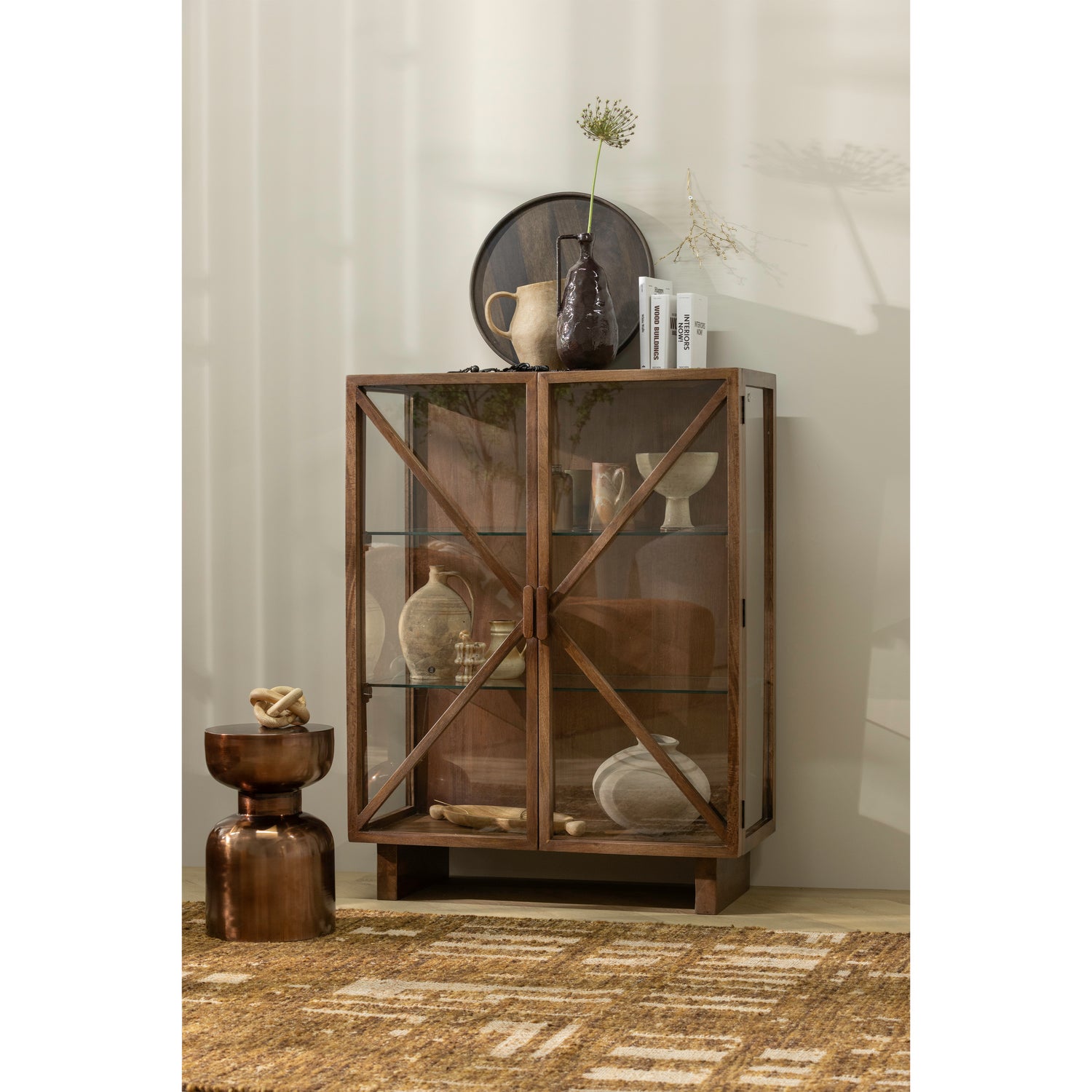 377621-B-377582-B-377624-B-377544-B-377545-Z-01_SF_WP_Kella_2-drs_kast_Frits_bijzettafel_Ian_vloerkleed_Indre_Valerie_vaas.png?auto=webp&format=png&width=1500&height=1500