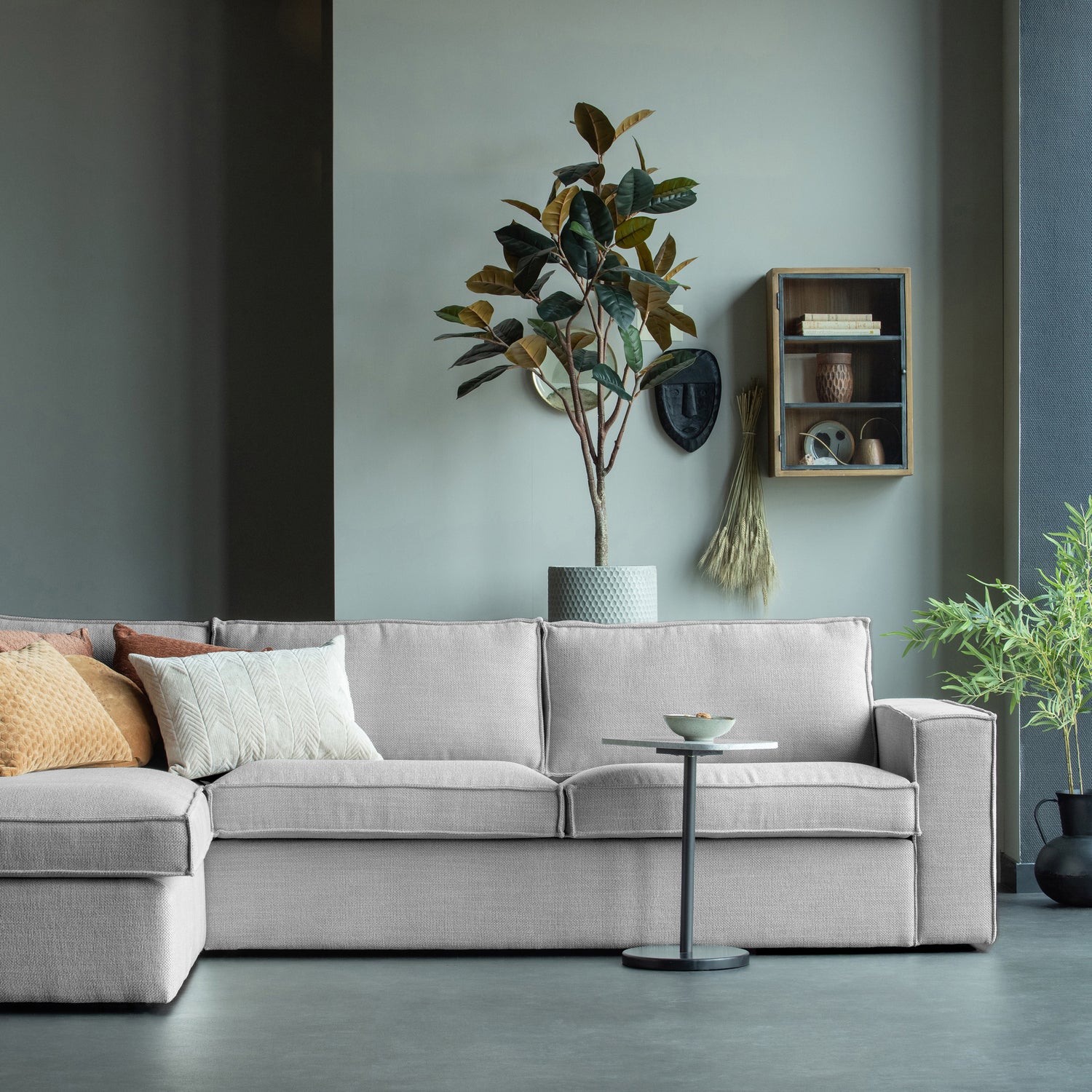 377318-N-377206-N-377208-G-377116-A-01_SF_FA_Freddie_hoekbank_links_naturel_Teddy_hangkast_Rubber_kunstplant_VIERKANT.jpg?auto=webp&format=png&width=1500&height=1500