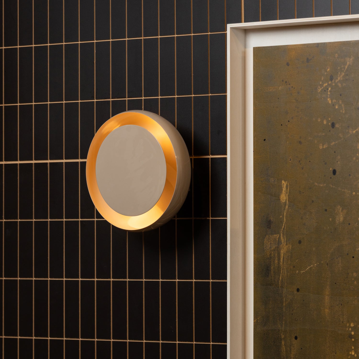 377888-Z_01_SF_Gloomy_wandlamp_rond_metaal_zand_vierkant.jpg?auto=webp&format=png&width=1500&height=1500