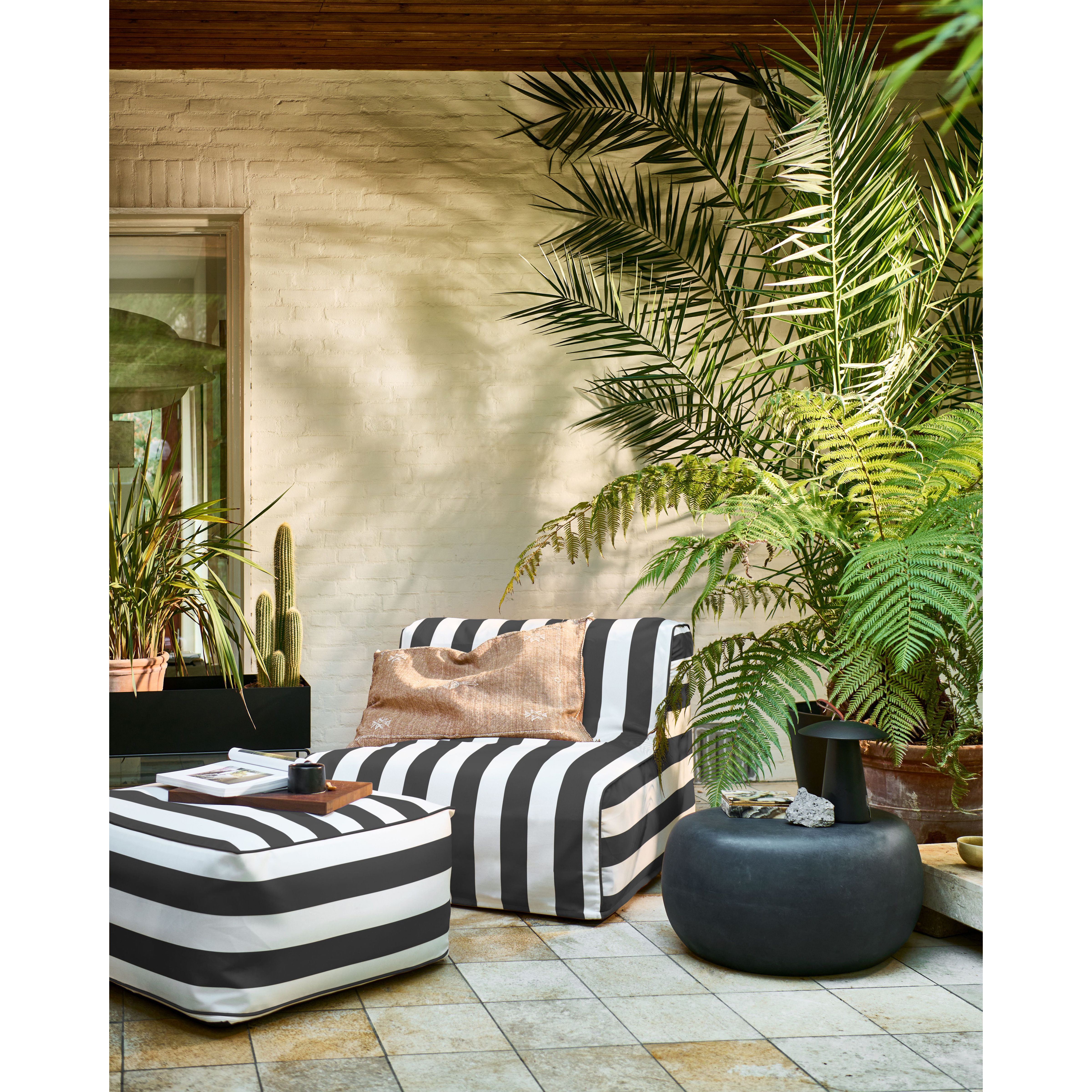 400507-Z-400506-Z-375155-A-01_SF_VT_Sit_on_air_opblaasbare_poef_en_fauteuil_gestreept_zwart_wit_Pebble_bijzettafel_antraciet.jpg?auto=webp&format=png&width=1500&height=1500