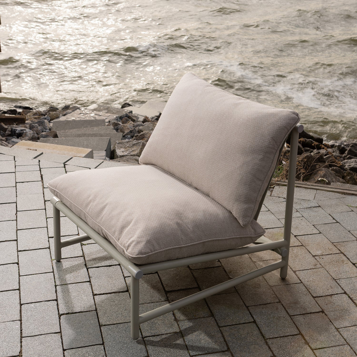 377709-Z_02_SF_WO_Elvo_tuin_loungestoel_aluminium_zand.jpg?auto=webp&format=png&width=1500&height=1500