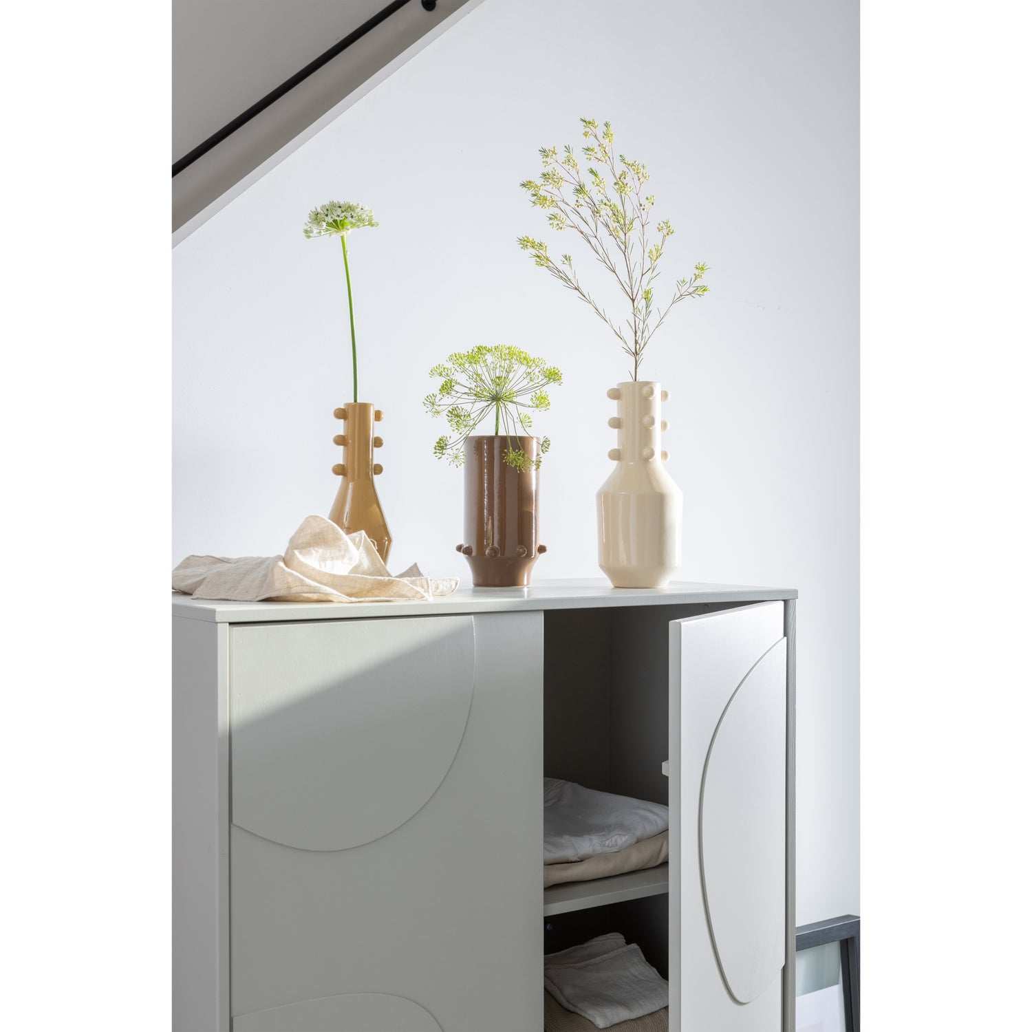 373990-M-373976-M-01_SF_FA_Cadiz_opbergkast_grenen_mist_Donna_vaasjes_multicolor_set_van_3.jpg?auto=webp&format=png&width=1500&height=1500