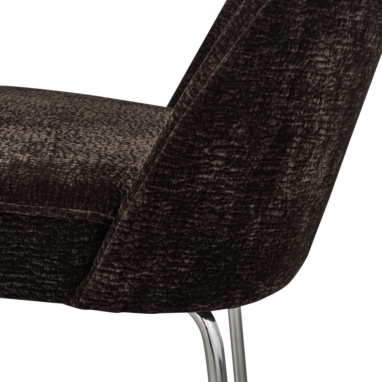 800816-DBC-02_VS_BP_Vogue_eetkamerstoel_3D_chenille_donker_bruin_chrome_poot_detail.png?auto=webp&format=png&width=1500&height=1500