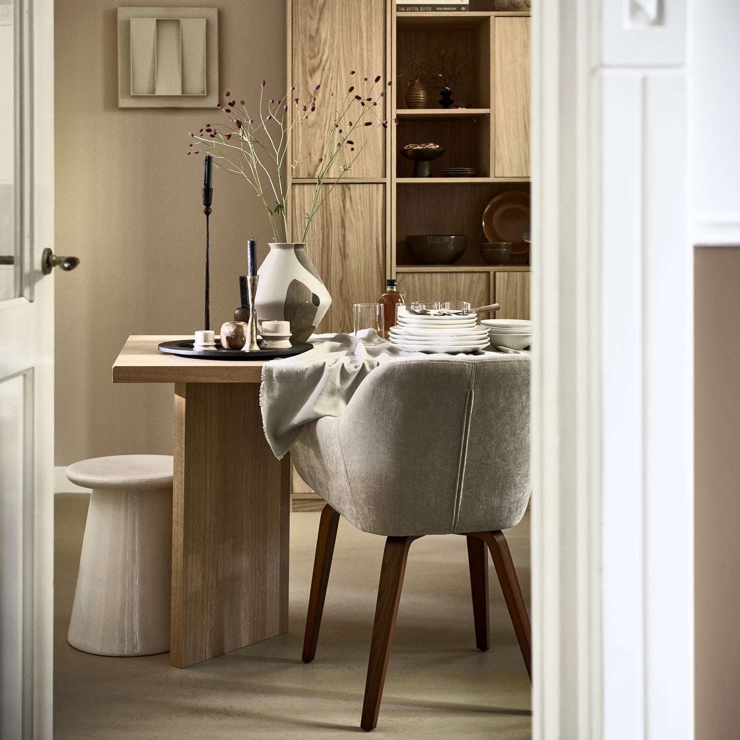 400503-N-400504-N-400476-Z-375157-E-01_SF_VT_Modulair_bovenkast_199x77cm_en_199x40cm_Base_eetkamerstoel_zand_Angle_eettafel_VIERKANT.jpg?auto=webp&format=png&width=1500&height=1500