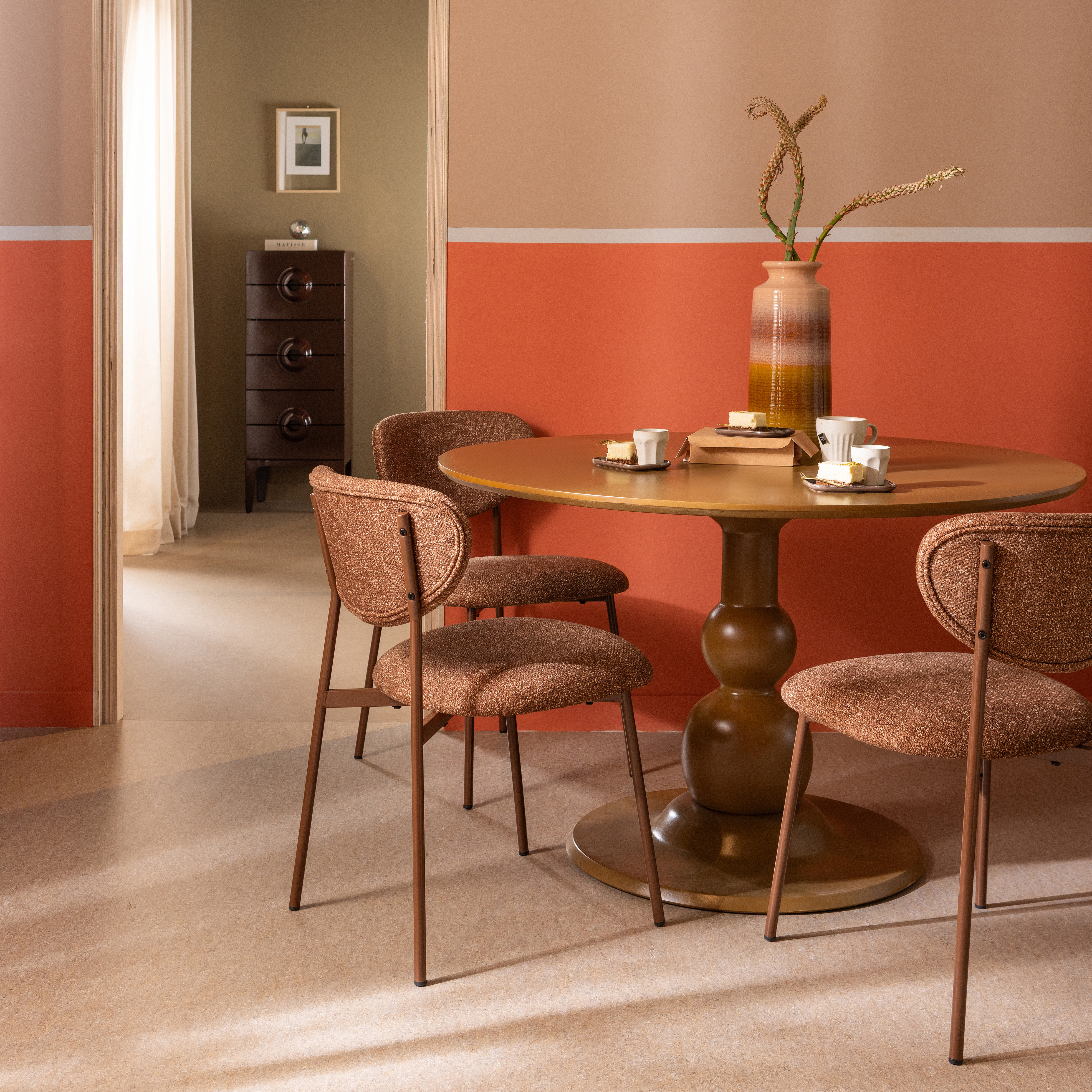 377498-B-800014-H-375066-M-02_SF_FA_Valor_eetkamerstoel_bruin_Blanco_eettafel_Decennia_xl_vaas_vierkant.jpg?auto=webp&format=png&width=1500&height=1500