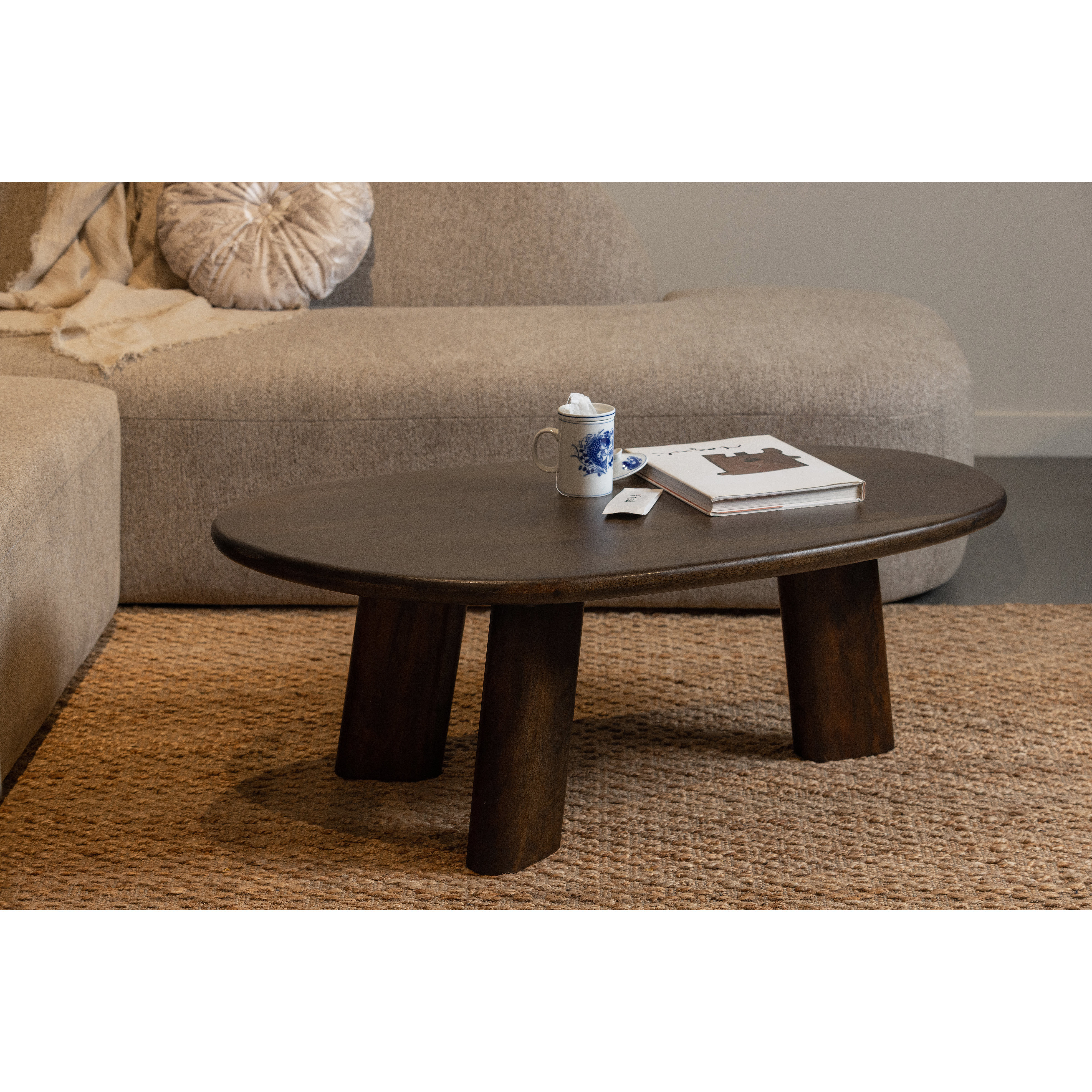De Eekhoorn | ROUNDLY COFFEE TABLE MANGO WOOD WALNUT