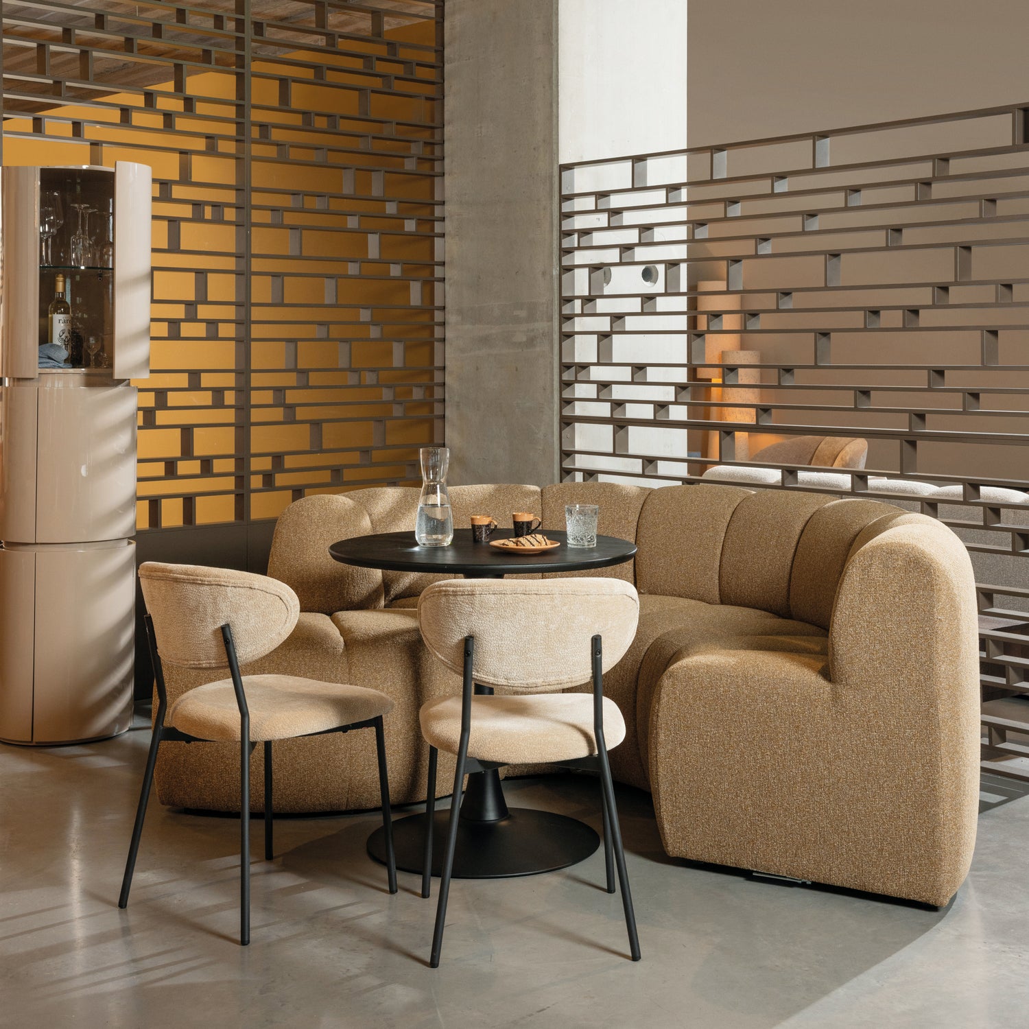 377533-GM__377902-GM__377901-WH__374072-A_01_SF_WE_Mojo_eetbank_hoek_halfronde_hoek_rond_boucle_geel_bruin_Kjeld_vierkant.jpg?auto=webp&format=png&width=1500&height=1500