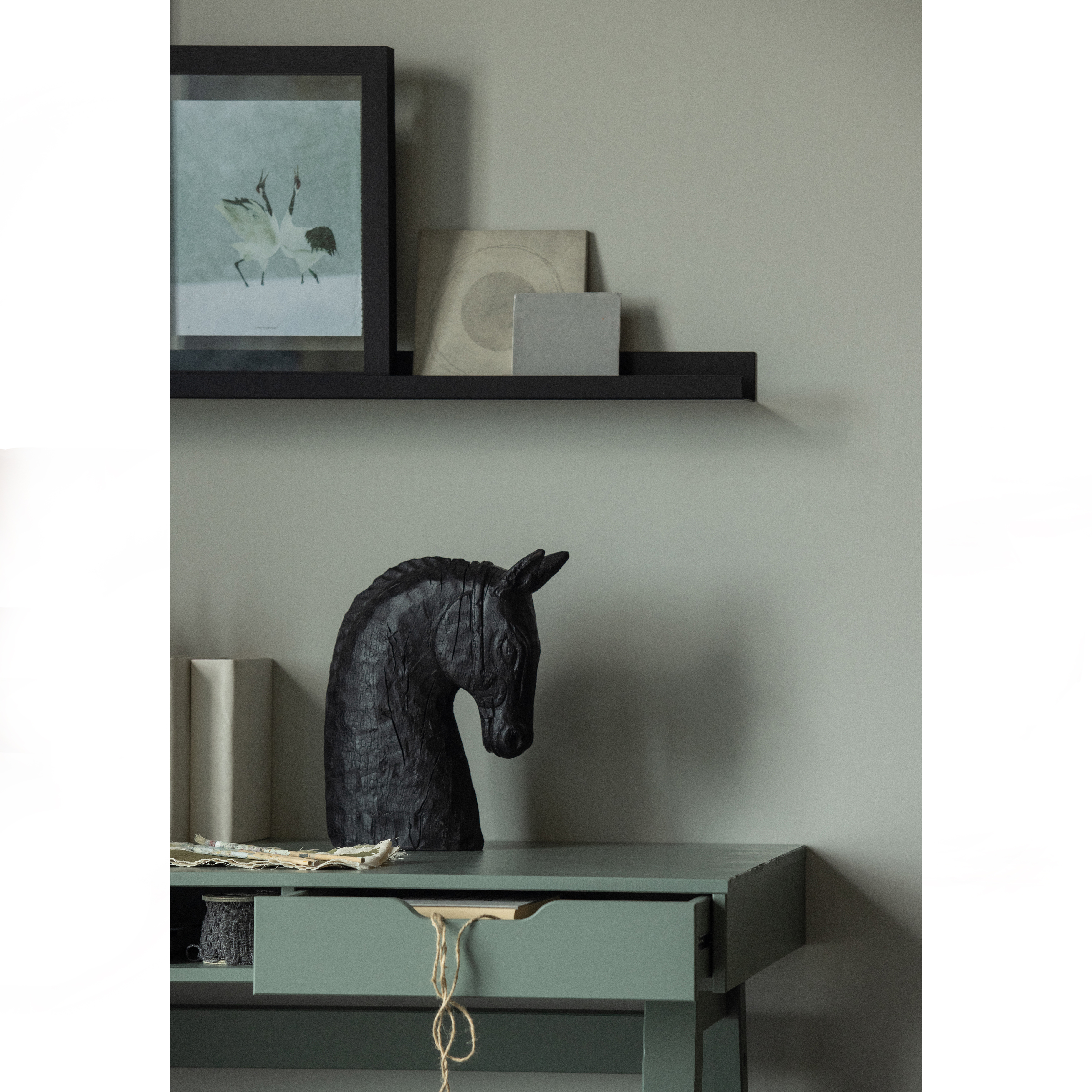 370074-Z-365595-G-373602-Z-01_SF_FA_Nikki_bureau__Ravi_fotolijstplank.jpg?auto=webp&format=png&width=1500&height=1500