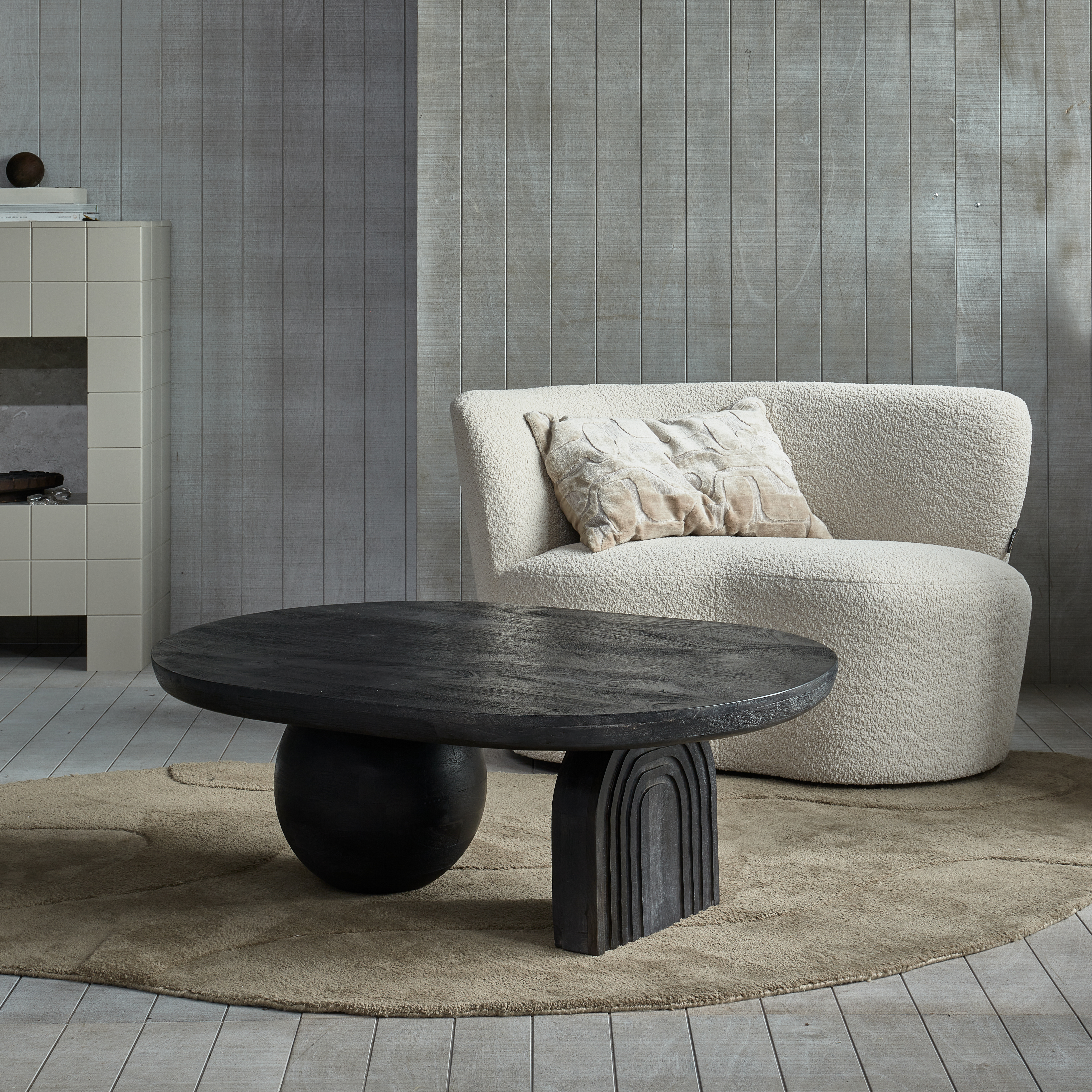 373967-Z-373533-B-377078-C-374029-N-01_SF_WE_Alya_vloerkleed_Steppe_salontafel_Stone_bankje_Yago_kussen_VIERKANT.jpg?auto=webp&format=png&width=1500&height=1500