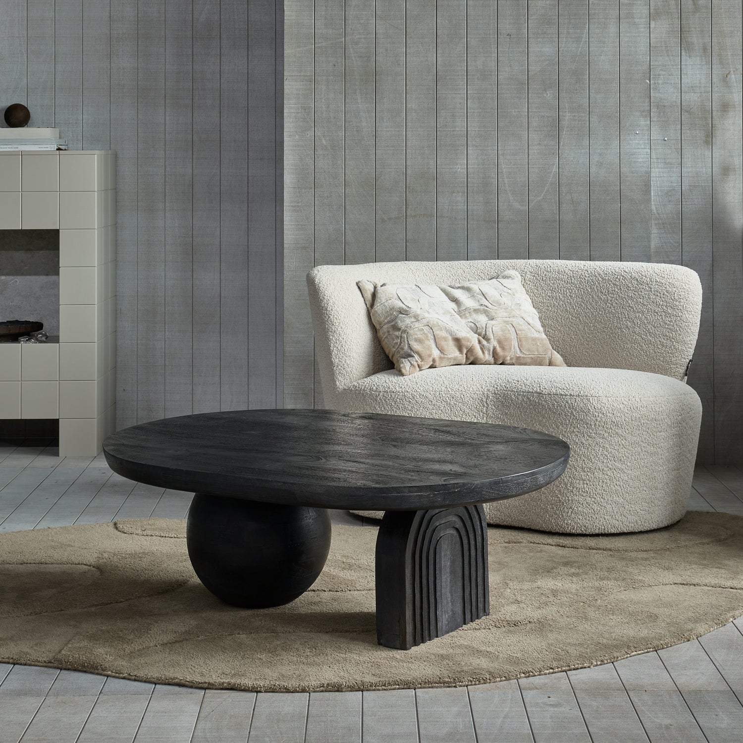 373967-Z-373533-B-377078-C-374029-N-01_SF_WE_Alya_vloerkleed_Steppe_salontafel_Stone_bankje_Yago_kussen_VIERKANT.jpg?auto=webp&format=png&width=1500&height=1500