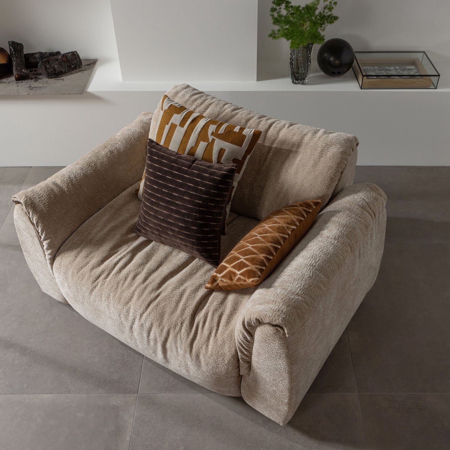 377525-SA-377513-B-01_SF_WE_Baggy_loveseat_3d_chenille_zand_Isai_kussens_vierkant.jpg?auto=webp&format=png&width=1500&height=1500