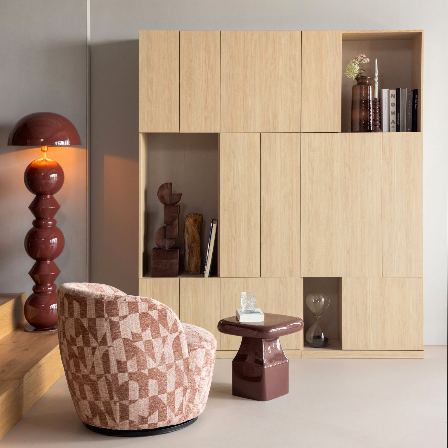 378190-E__378145-E__378144-E__378143-E__378539-O__378009-O__378129-U_02_SF_WP_Build_wandkast_combinatie_188_cm_eiken_decor_naturel_Serra_draaifauteuil_Lova_bijzettafel_Dot_vloerlamp_Draxa_Decennia_vierkant.jpg?auto=webp&format=png&width=1500&height=1500