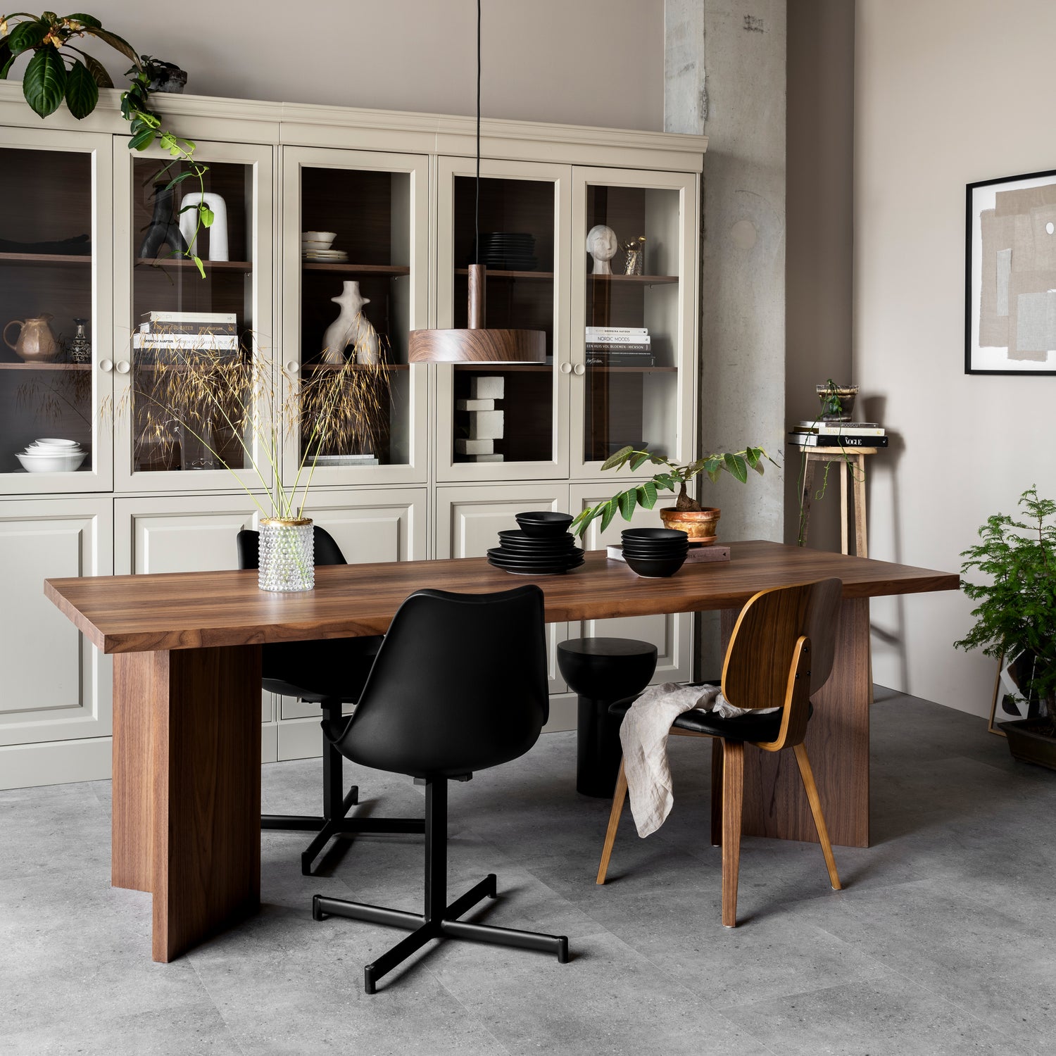 400462-DG-400461-DG-375157-N-375790-Z-377147-ZW-01_SF_VT_Chow_vitrinekast_Angle_eettafel_Flow_Classic_eetkamerstoel_VIERKANT.jpg?auto=webp&format=png&width=1500&height=1500