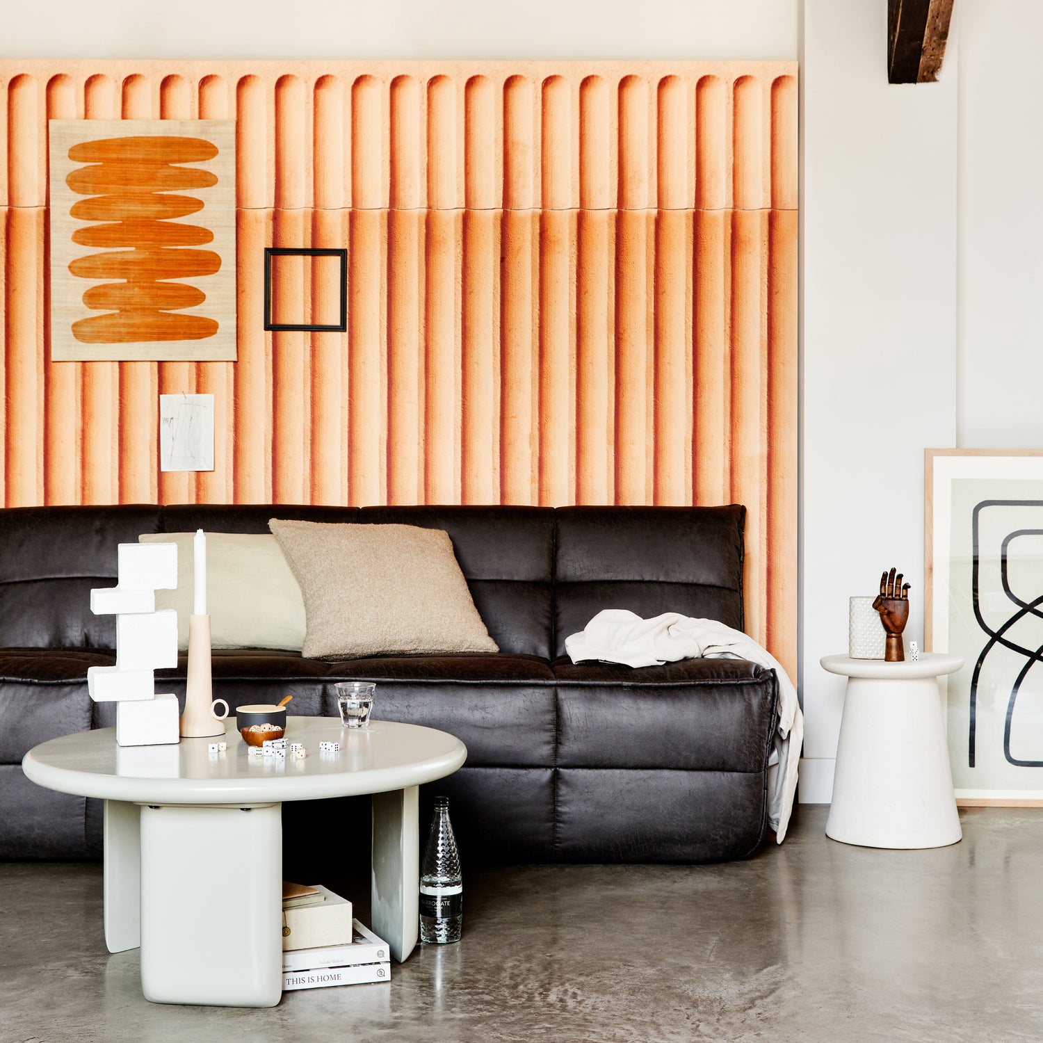 375141-A-400447-C-400435-W-01_SF_VT_Cluster_3-zits_bank_vegan_leer_Beach_medium_salontafel_clay_Button_kruk_wit_VIERKANT.jpg?auto=webp&format=png&width=1500&height=1500