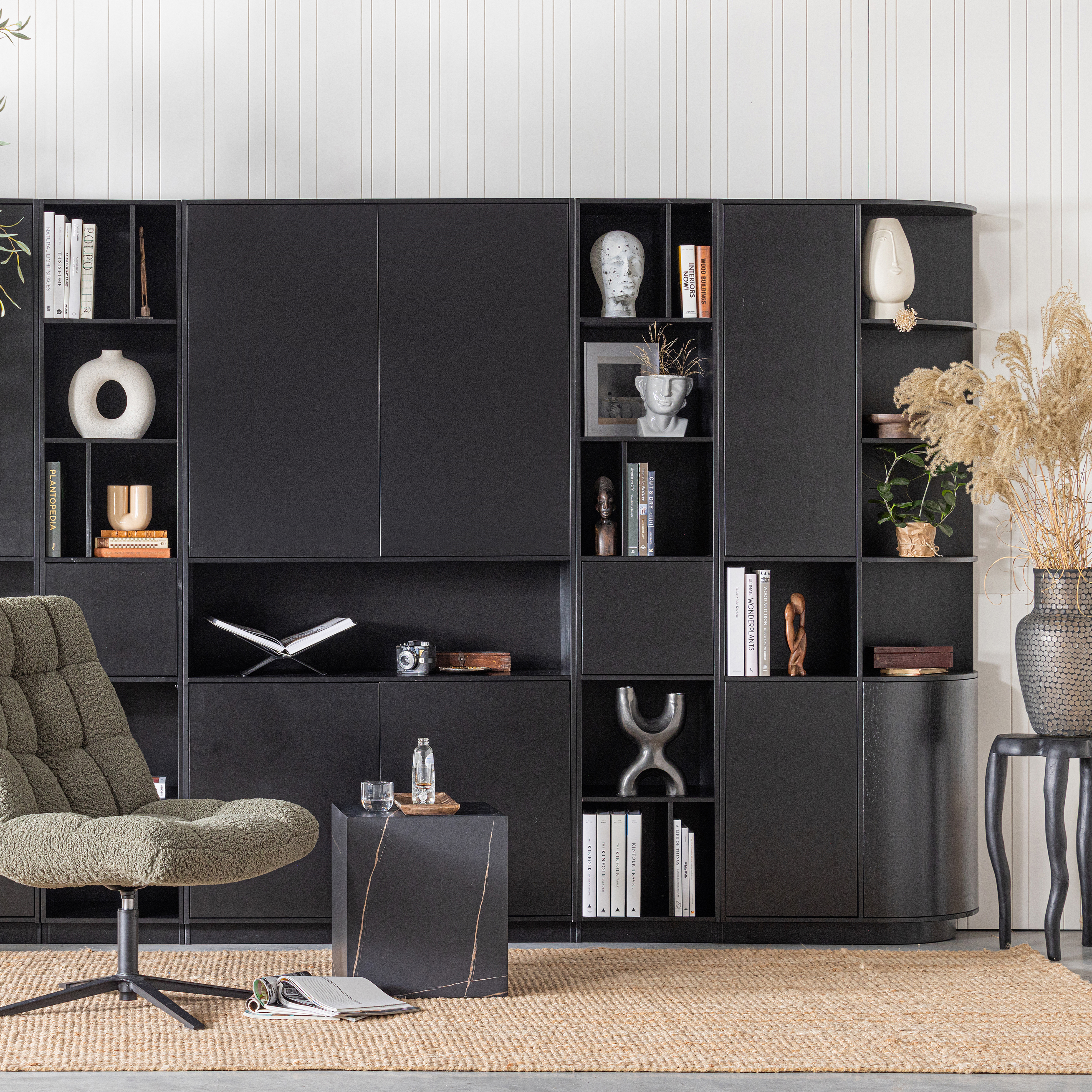 373457-Z_373511-Z_373512-Z_373513-Z_373514-Z_373449-N_373406-G_373434-Z-01_SF_WE_Finca_hoge_kast_zwart_Finca_hoge_boekenkast_Achiel_Job_Benji_VIERKANT.jpg?auto=webp&format=png&width=1500&height=1500