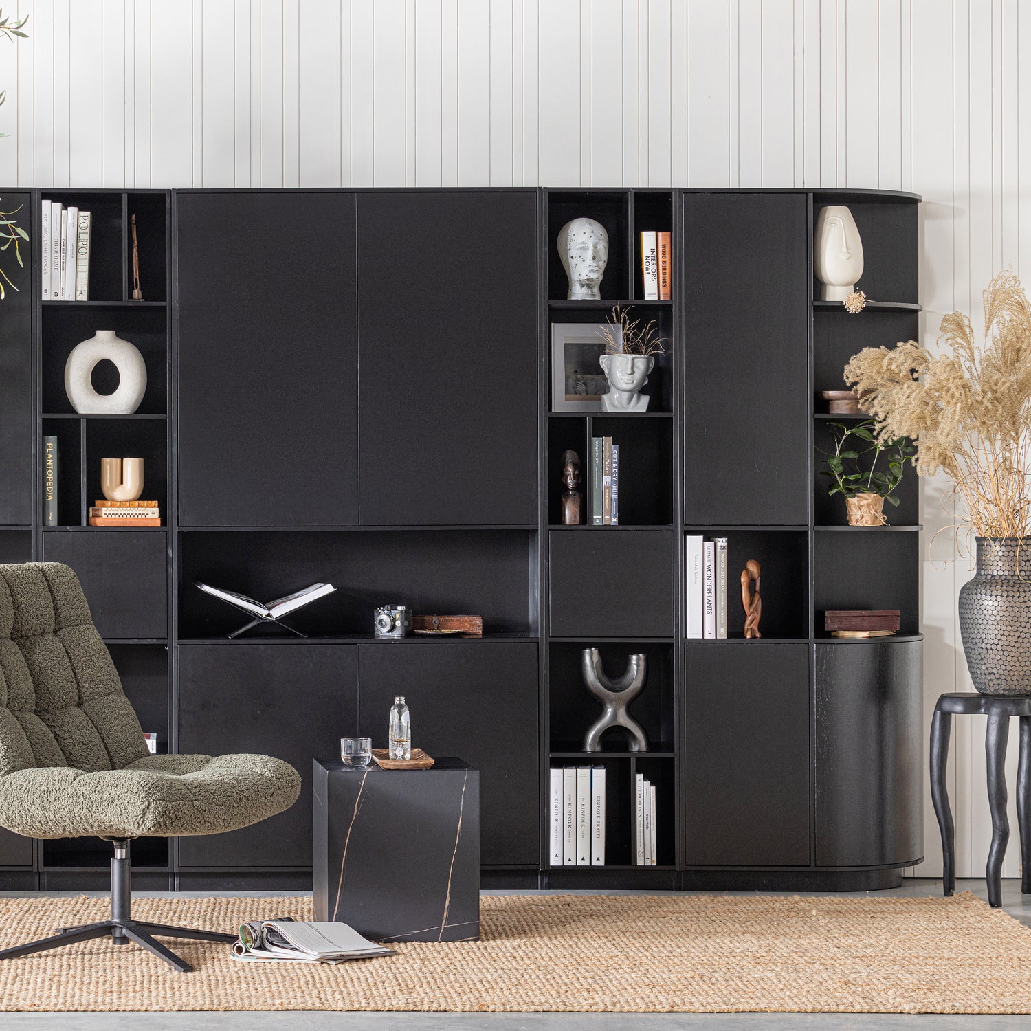 373457-Z_373511-Z_373512-Z_373513-Z_373514-Z_373449-N_373406-G_373434-Z-01_SF_WE_Finca_hoge_kast_zwart_Finca_hoge_boekenkast_Achiel_Job_Benji_VIERKANT.jpg?auto=webp&format=png&width=1500&height=1500