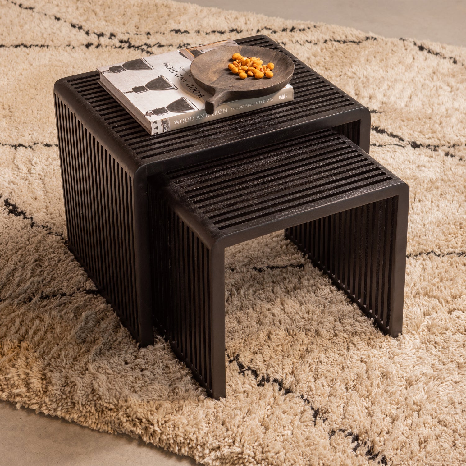 374017-Z-01_SF_WE_Set_van_2_Willa_bijzettafels_recycled_teak_zwart.jpg?auto=webp&format=png&width=1500&height=1500