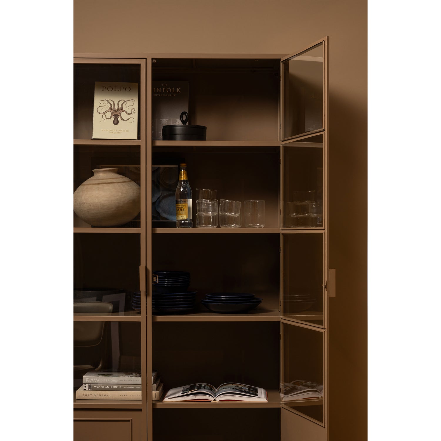 373700-M-01_SF_FA_Ronja_vitrinekast_XL_metaal_military_brown.jpg?auto=webp&format=png&width=1500&height=1500