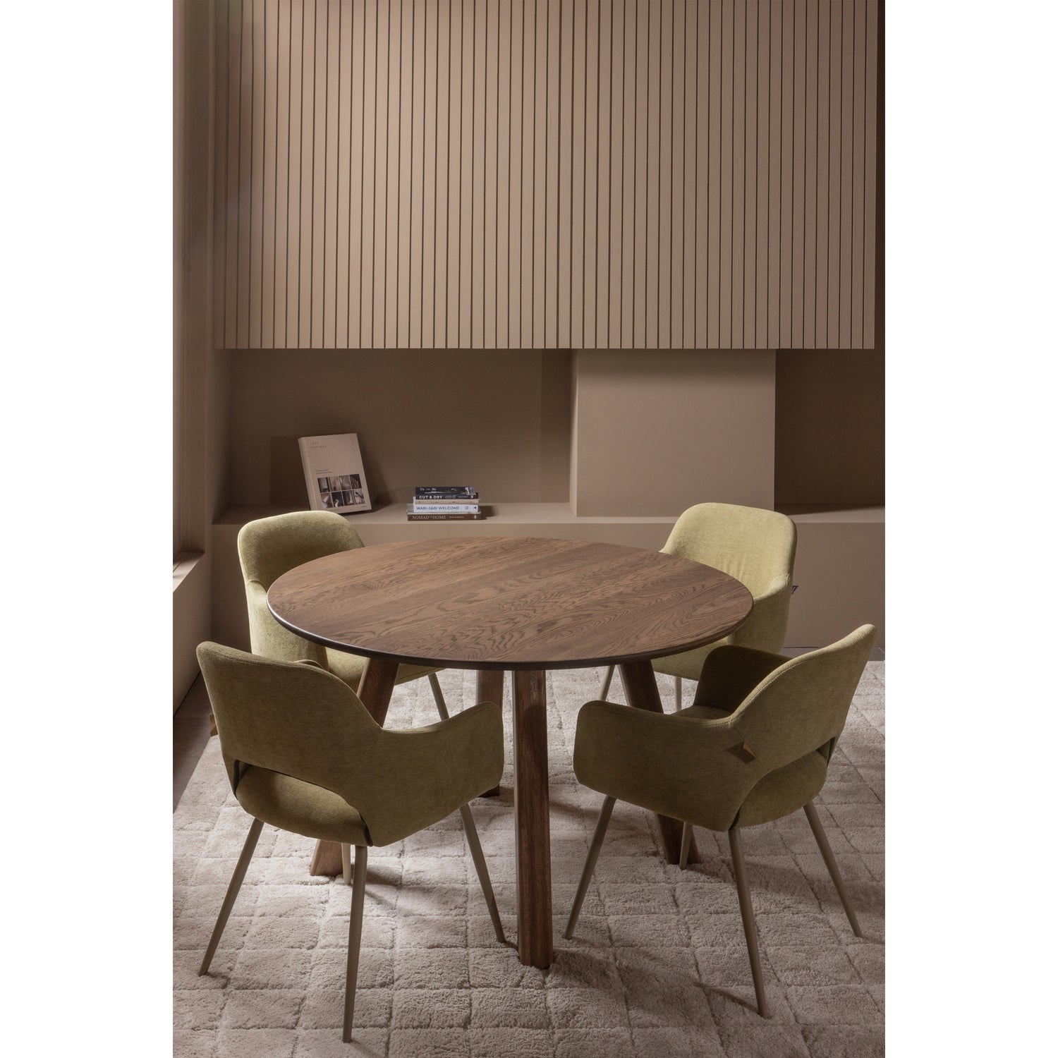 TB-RO-DL22-1190-375092-CB-374076-G-02_SF_FA_Tafelblad_rond_doorgaande_lamel_O120cm_cashmere_brown_Haarlem_4_standen_poot_Jenny.jpg?auto=webp&format=png&width=1500&height=1500