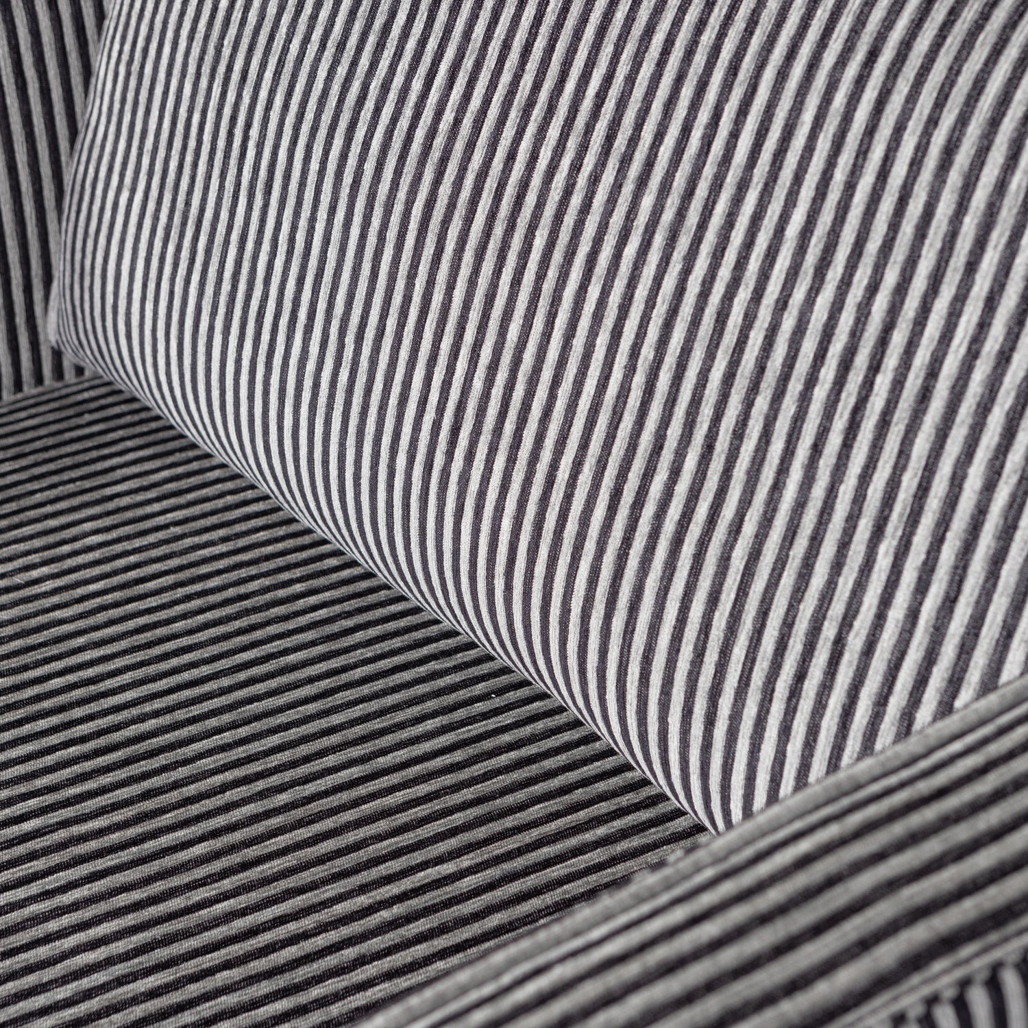 800541-ZG-01_VS_BP_Rodeo_fauteuil_streep_zwart_grijs_detail.png?auto=webp&format=png&width=1500&height=1500