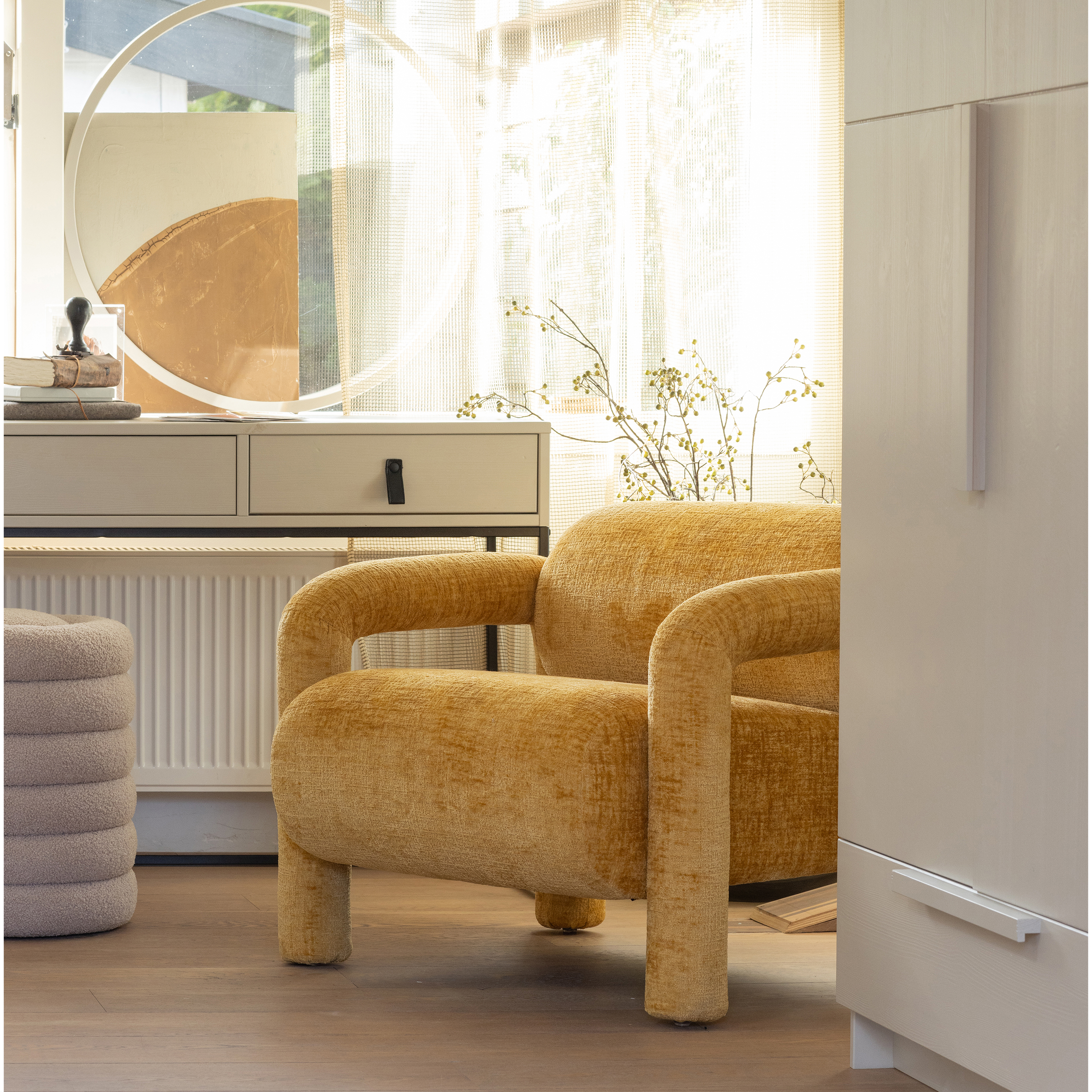 340483-G-373662-D-379553-D-373888-Z-01_SF_WE_Lenny_fauteuil_Pure_kast_dust_Silas_sidetable_dust_Carly_VIERKANT.jpg?auto=webp&format=png&width=1500&height=1500