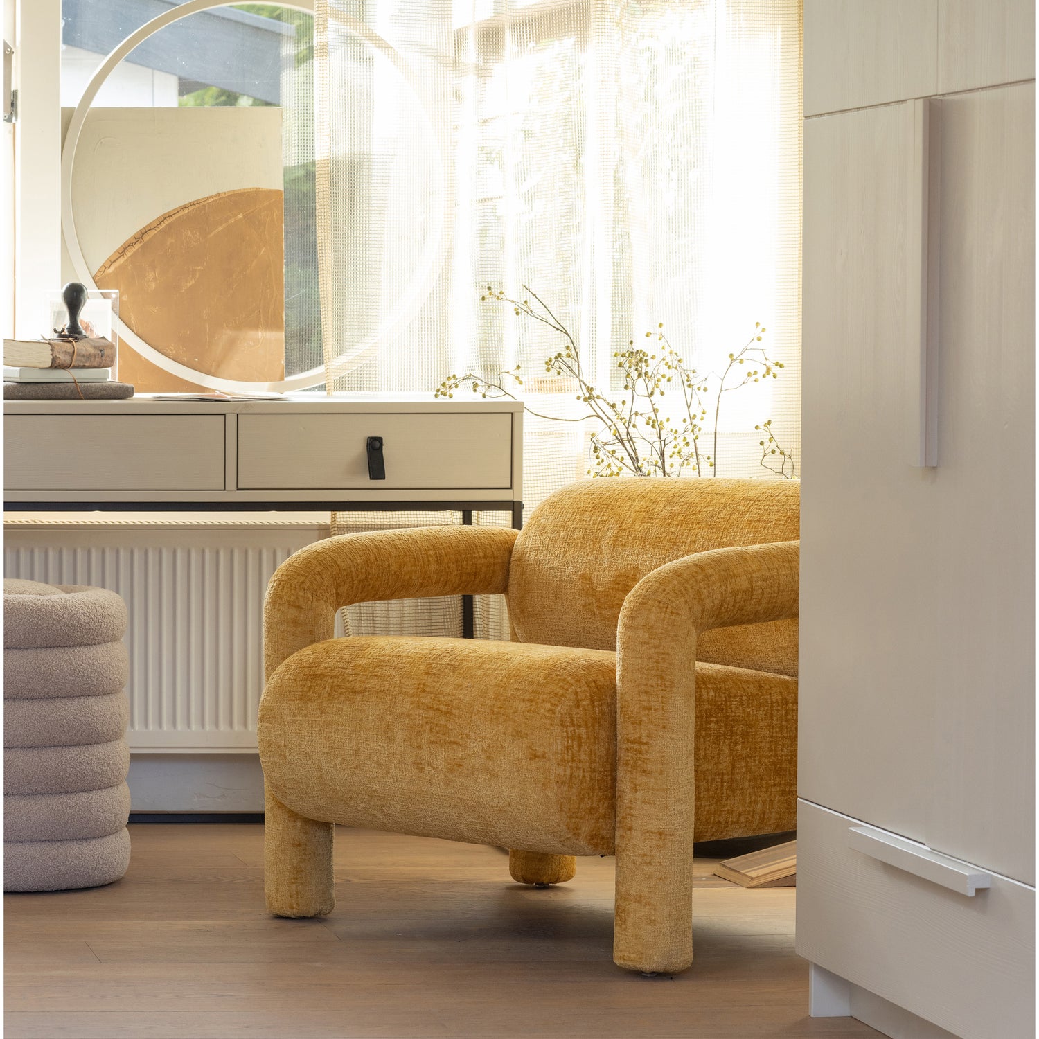 340483-G-373662-D-379553-D-373888-Z-01_SF_WE_Lenny_fauteuil_Pure_kast_dust_Silas_sidetable_dust_Carly_VIERKANT.jpg?auto=webp&format=png&width=1500&height=1500