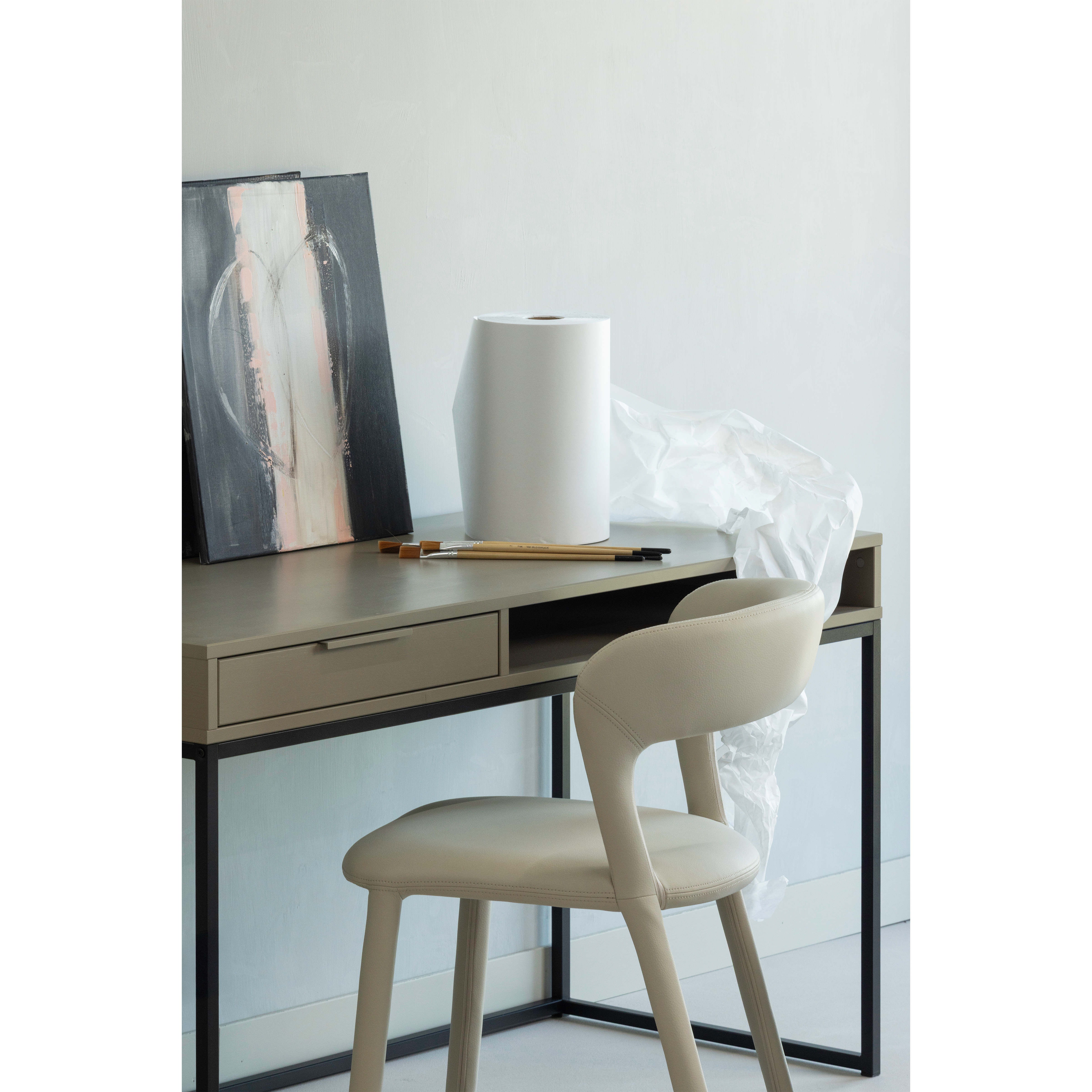 801419-E-373898-M-01_SF_ES_Nore_bureau_grenen_mud_Noble_eetkamerstoel_leerlook_beige_detail.png?auto=webp&format=png&width=1500&height=1500
