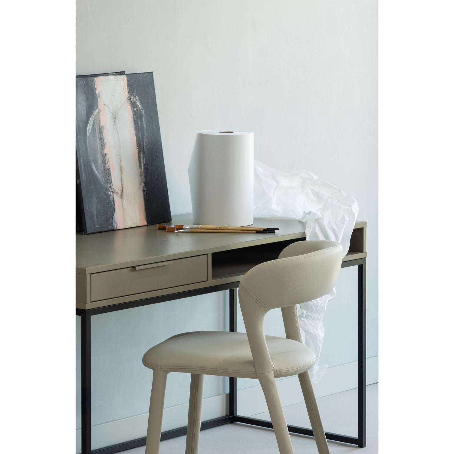 801419-E-373898-M-01_SF_ES_Nore_bureau_grenen_mud_Noble_eetkamerstoel_leerlook_beige_detail.png?auto=webp&format=png&width=1500&height=1500