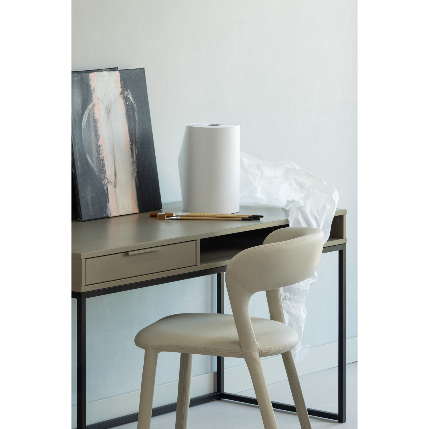 801419-E-373898-M-01_SF_ES_Nore_bureau_grenen_mud_Noble_eetkamerstoel_leerlook_beige_detail.png?auto=webp&format=png&width=1500&height=1500