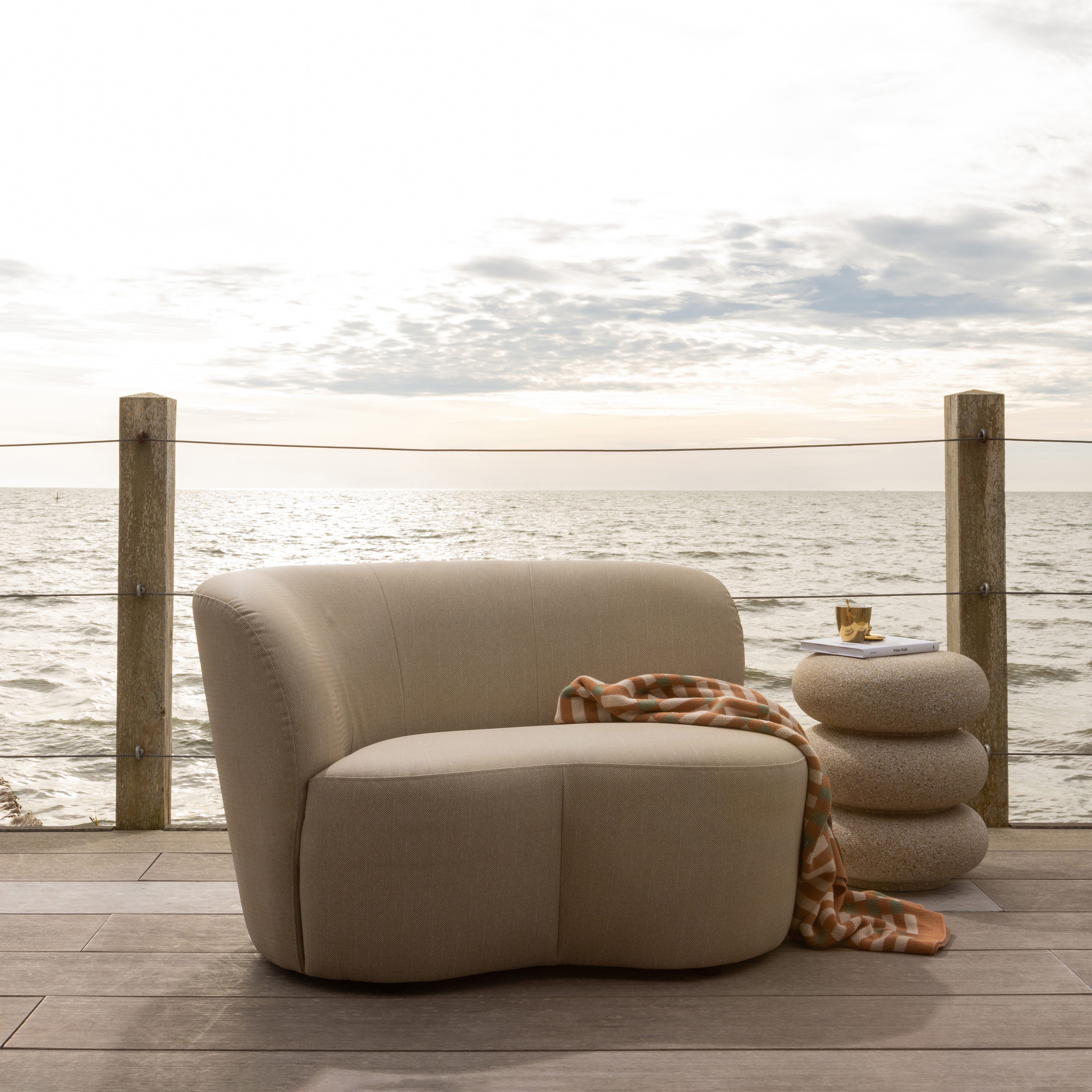 377903-Z_01_SF_KW_Stone_tuin_bankje_links_zand_vierkant.jpg?auto=webp&format=png&width=1500&height=1500