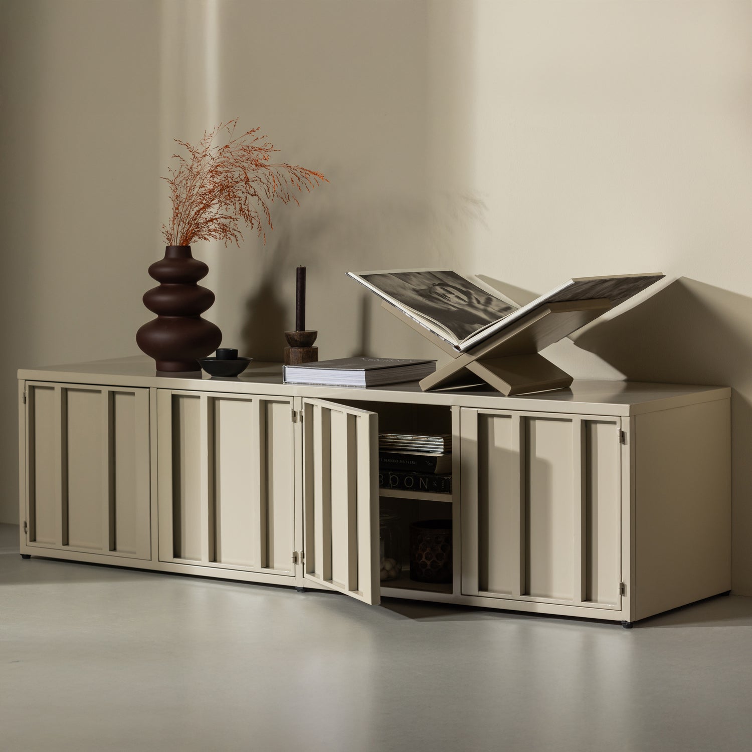 377501-S-801181-M-374105-M-02_SF_WE_Level_tv-meubel_metal_zand_Sensual_vaas_Jet_boekenstandaard_vierkant.jpg?auto=webp&format=png&width=1500&height=1500