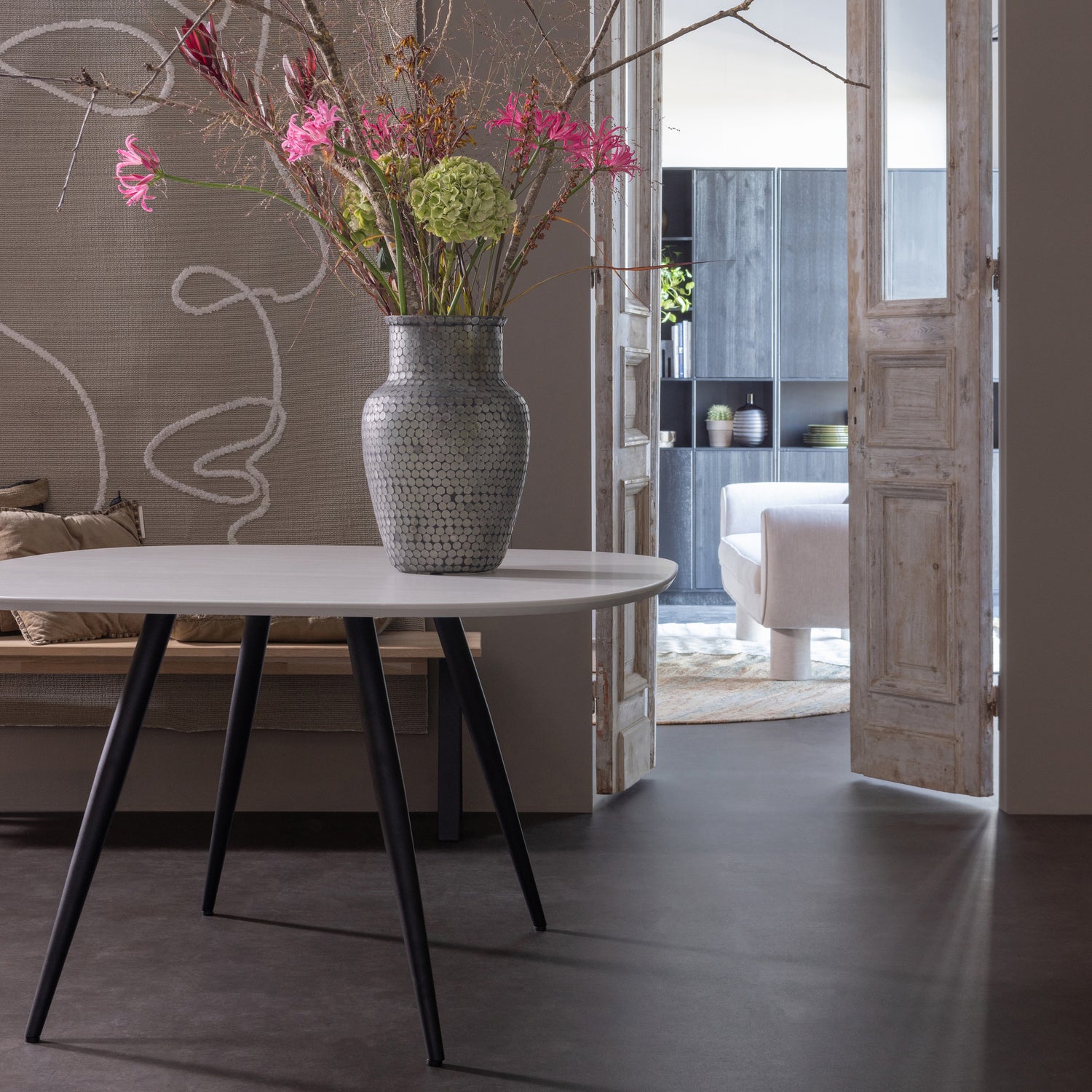 376094-C-373528-G-373338-Z-375896-E-01_SF_FA_Combi_tablo_organisch_conisch_poot_Zeno_wandkleed_Ace_vaas_Tablo_eetkamerbankje_VIERKANT.jpg?auto=webp&format=png&width=1500&height=1500