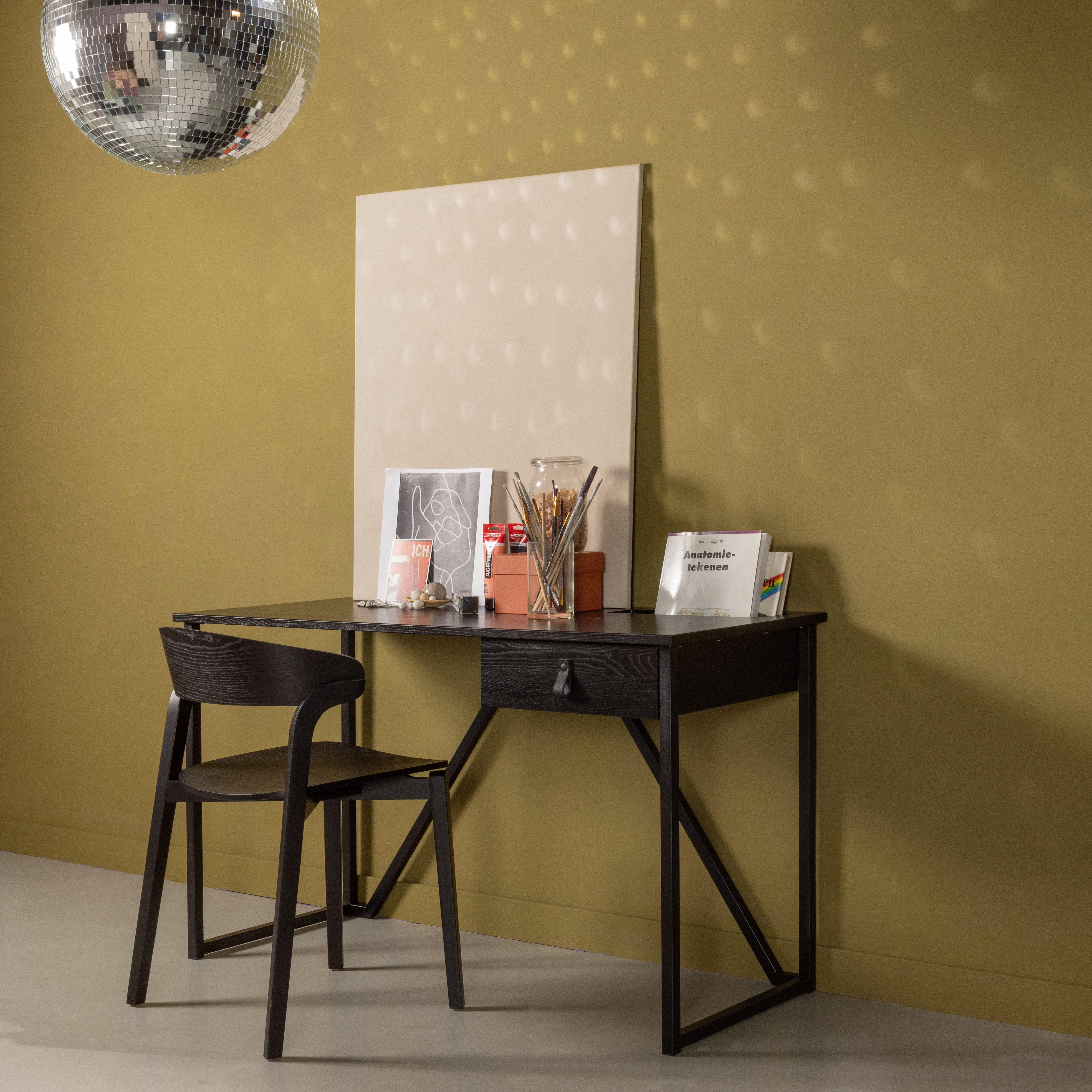 377135-BN-377393-Z-374082-Z-01_SF_WE_Julius_bureau_essen_blacknight_Cras_zwart_Boney_VIERKANT.jpg?auto=webp&format=png&width=1500&height=1500