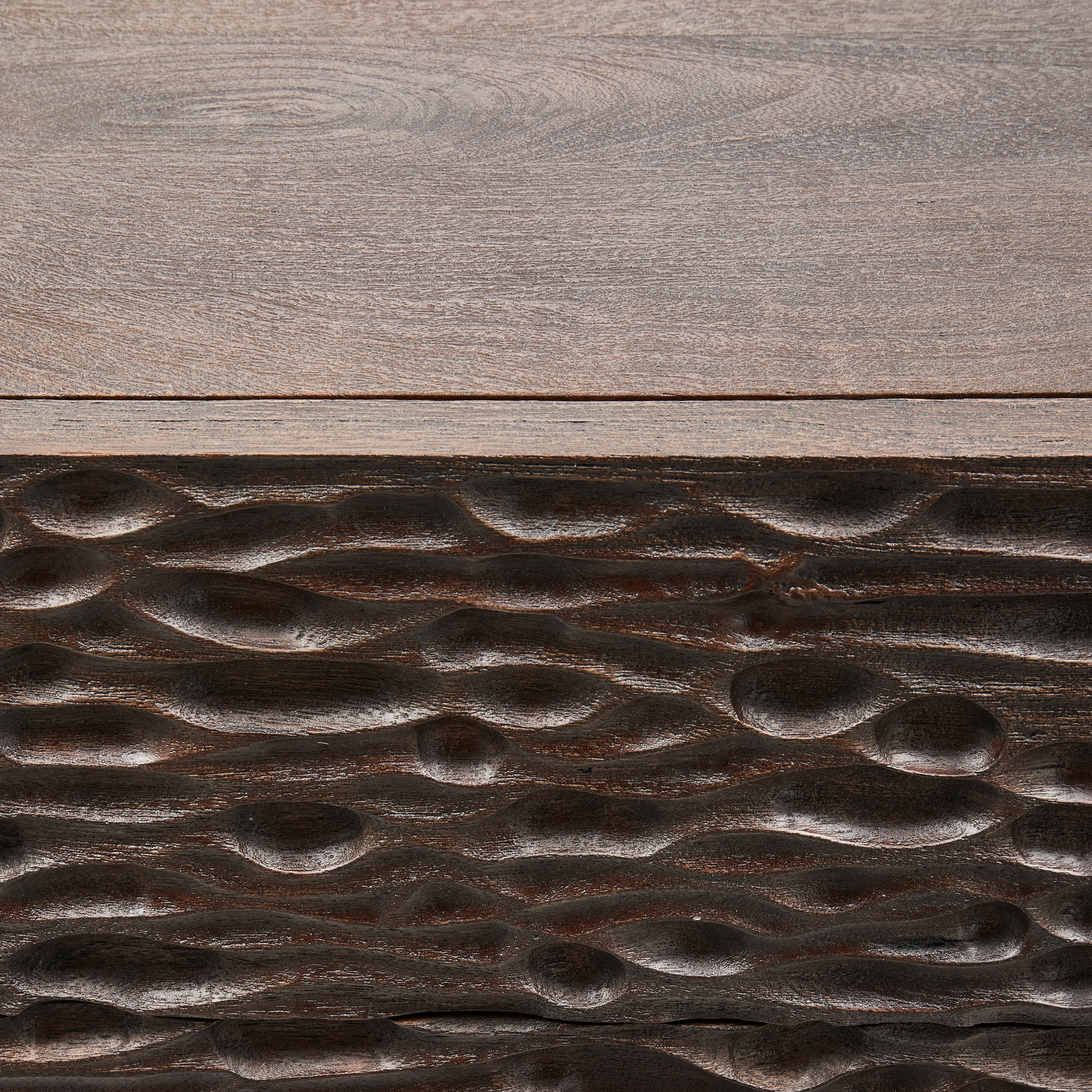 375039-W-01_VS_WE_Crumble_carved_nachtkastje_met_lades_mango_hout_walnoot_detail.png?auto=webp&format=png&width=1500&height=1500