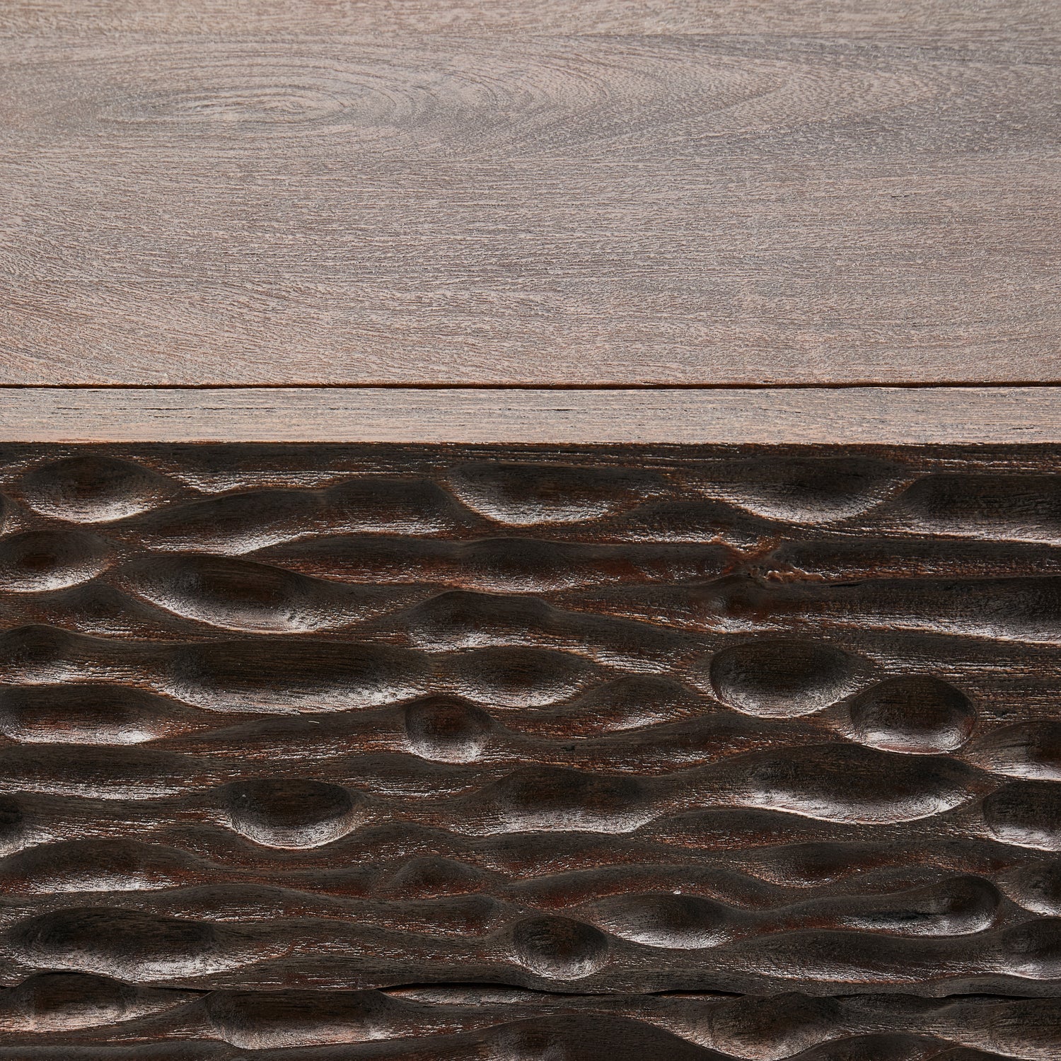 375039-W-01_VS_WE_Crumble_carved_nachtkastje_met_lades_mango_hout_walnoot_detail.png?auto=webp&format=png&width=1500&height=1500