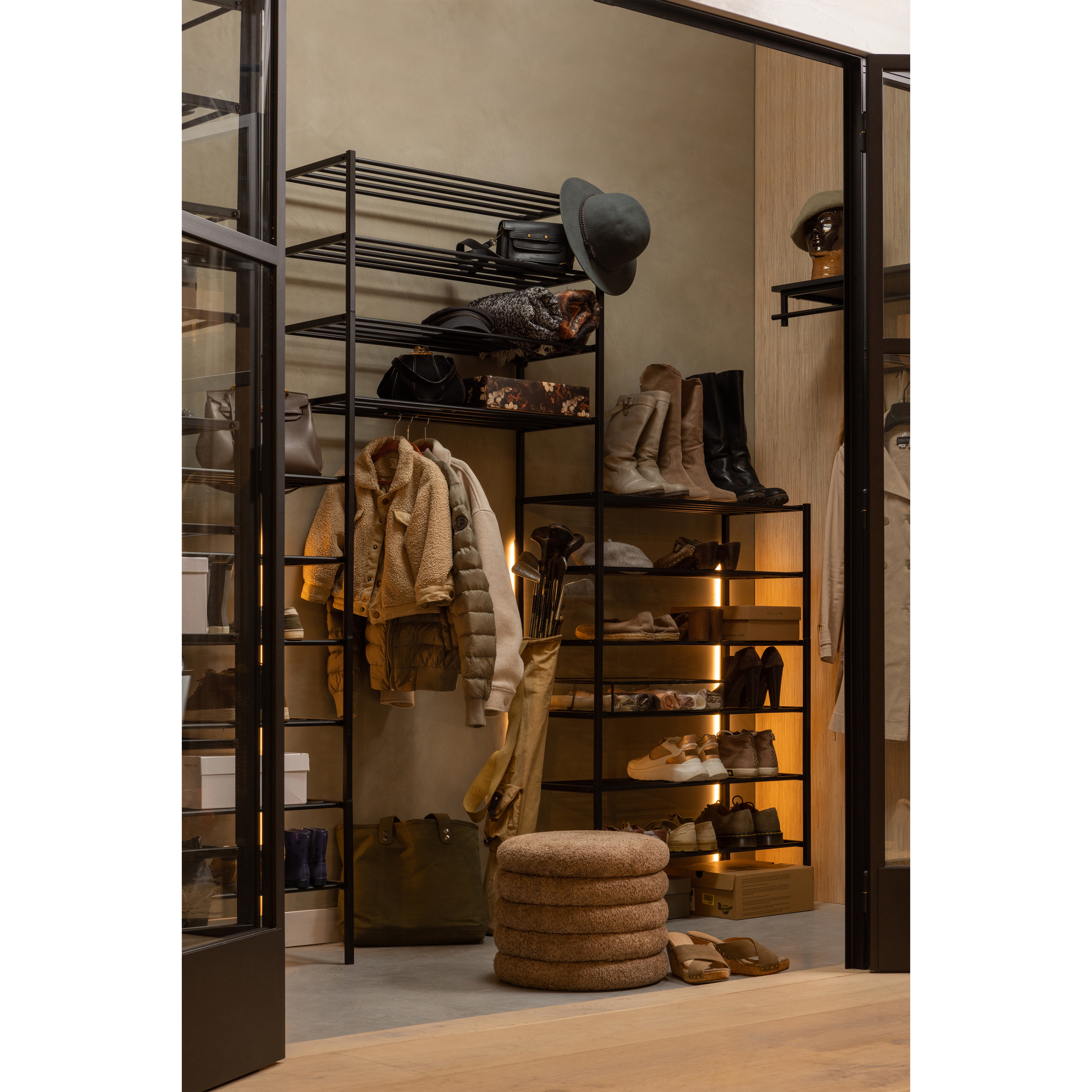 373351-Z-373894-B-01_SF_FA_Ferro_schoenenrek_Kimi_poef.jpg?auto=webp&format=png&width=1500&height=1500