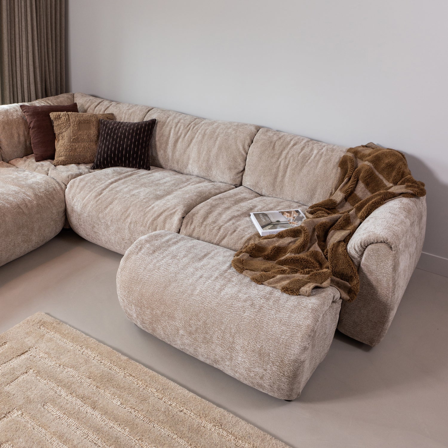 377522-SA-377520-SA-377523-SA-375048-Z-3-375055-L-375052-A-375053-L-02_SF_WE_Baggy_3D_chenille_zand_Alicia_vloerkleed_Alika_Mazi_kussen_vierkant.jpg?auto=webp&format=png&width=1500&height=1500