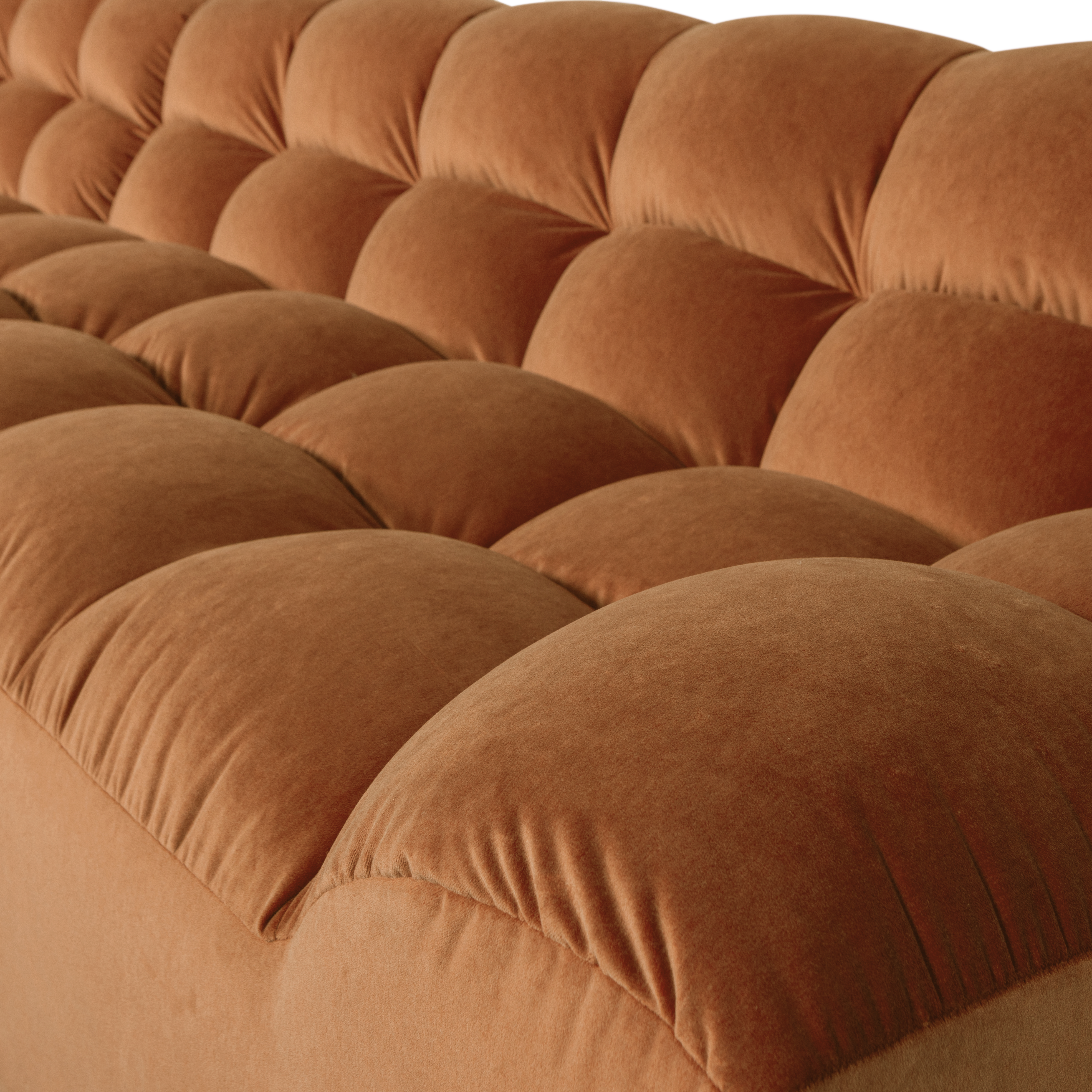 200420-FT-02_VS_BL_Allure_chaise_longue_links_gewassen_fluweel_terra_detail.png?auto=webp&format=png&width=1500&height=1500