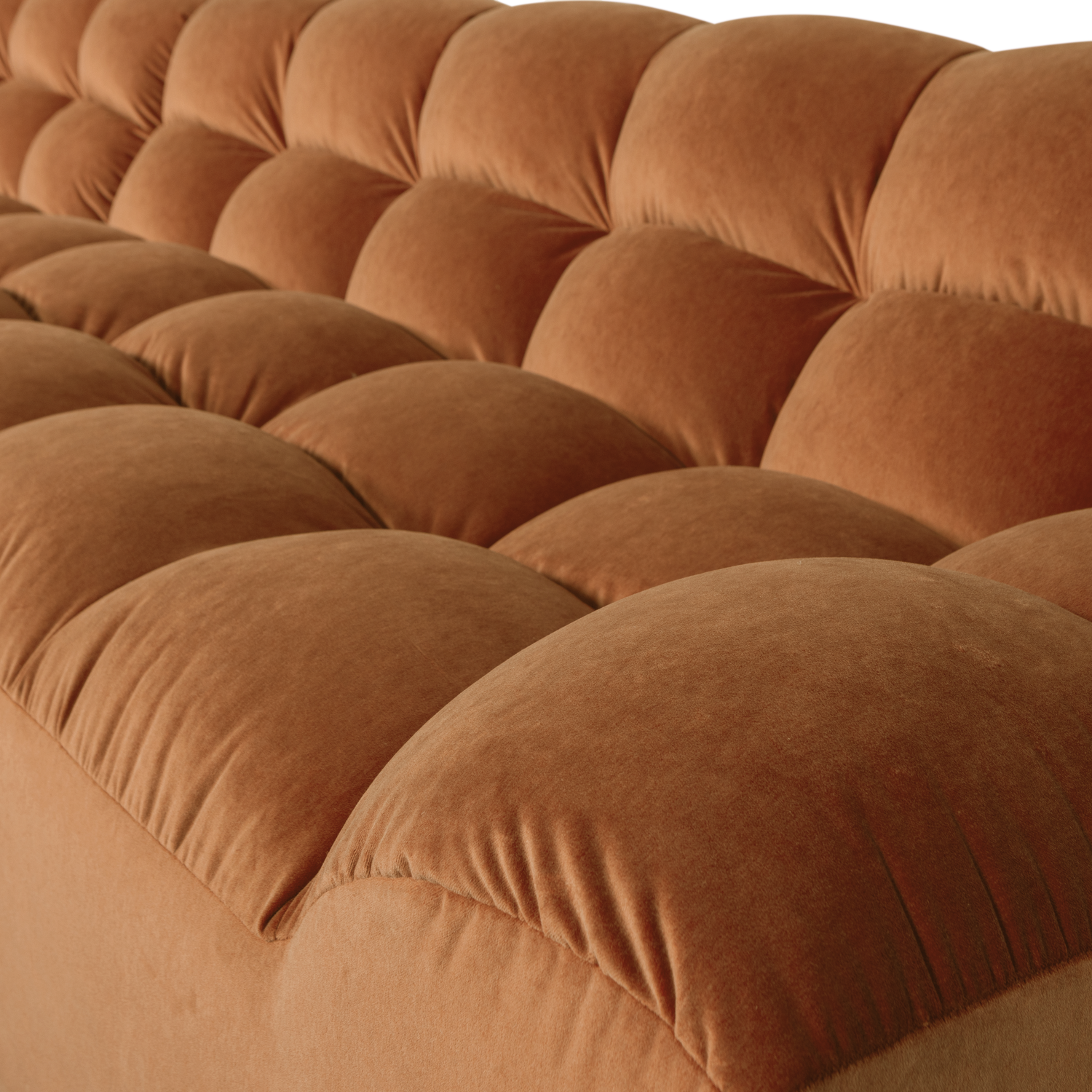 200420-FT-02_VS_BL_Allure_chaise_longue_links_gewassen_fluweel_terra_detail.png?auto=webp&format=png&width=1500&height=1500