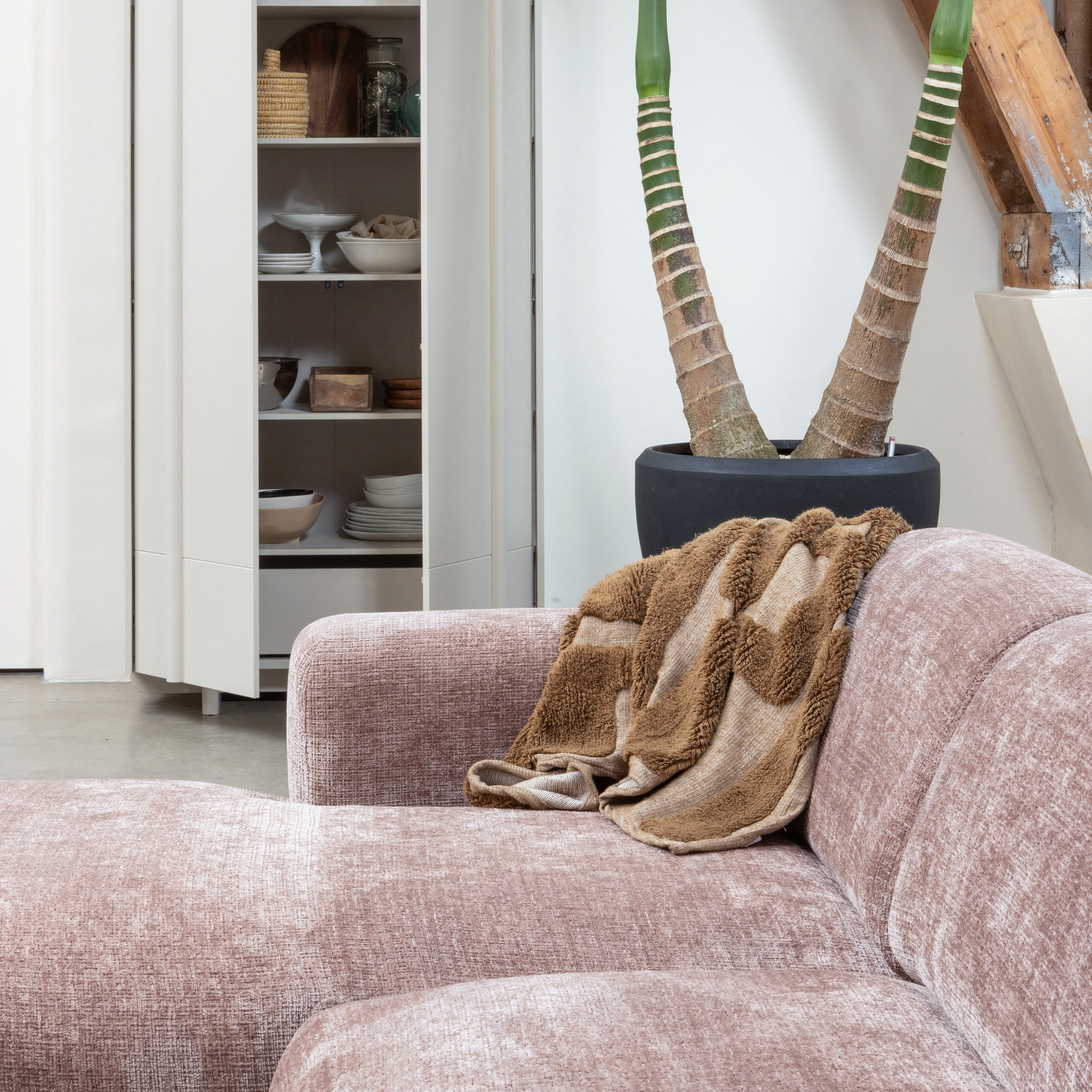 378139-T_375055-L_373992-D_01_SF_Cloud_chaise_longue_bank_links_chenille_taupe_roze_Nini_plaid_Basu_opbergkast_vierkant.jpg?auto=webp&format=png&width=1500&height=1500