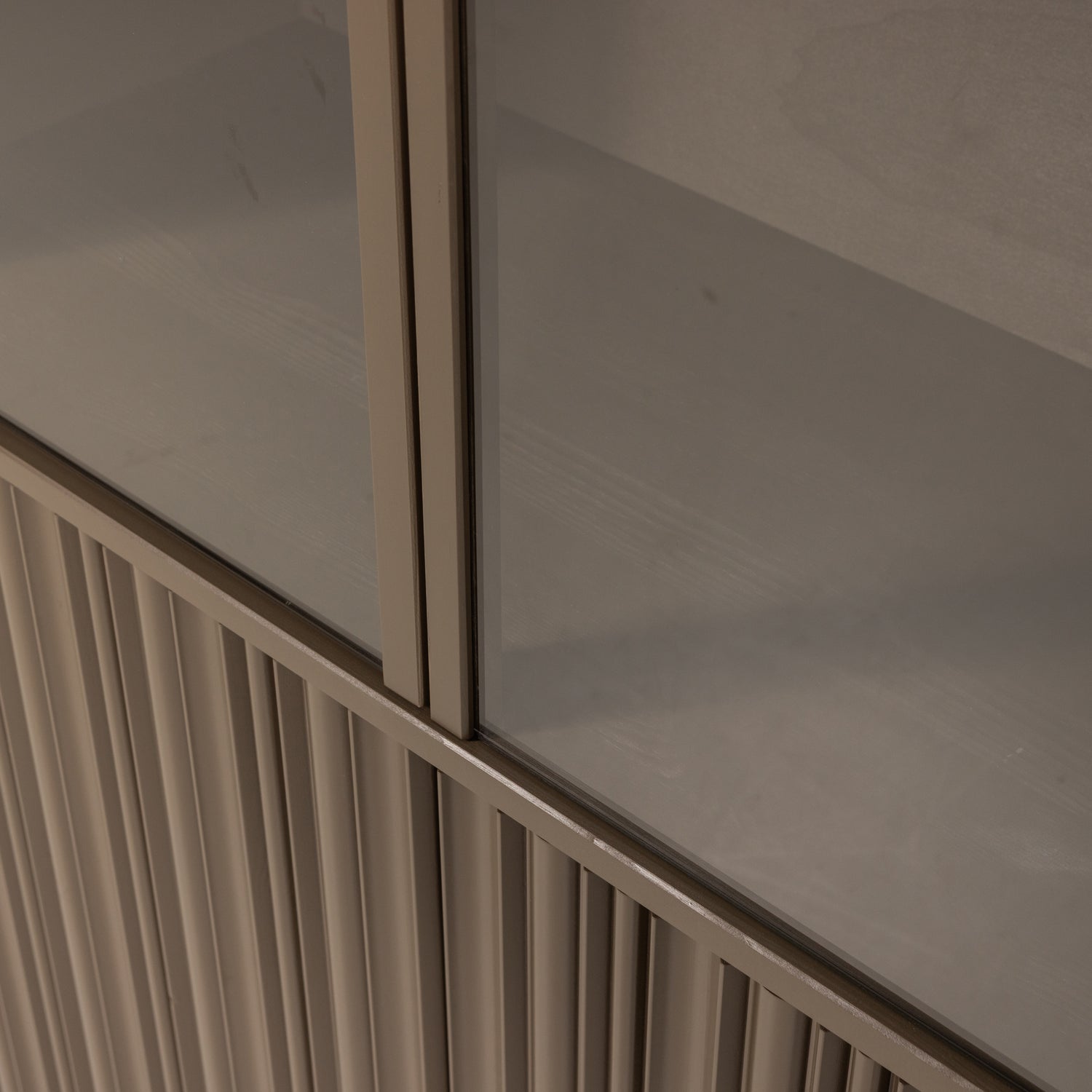 377731-TB-01_VS_WP_Nova_lage_vitrinekast_grenen_truffel_bruin_C1.jpg?auto=webp&format=png&width=1500&height=1500