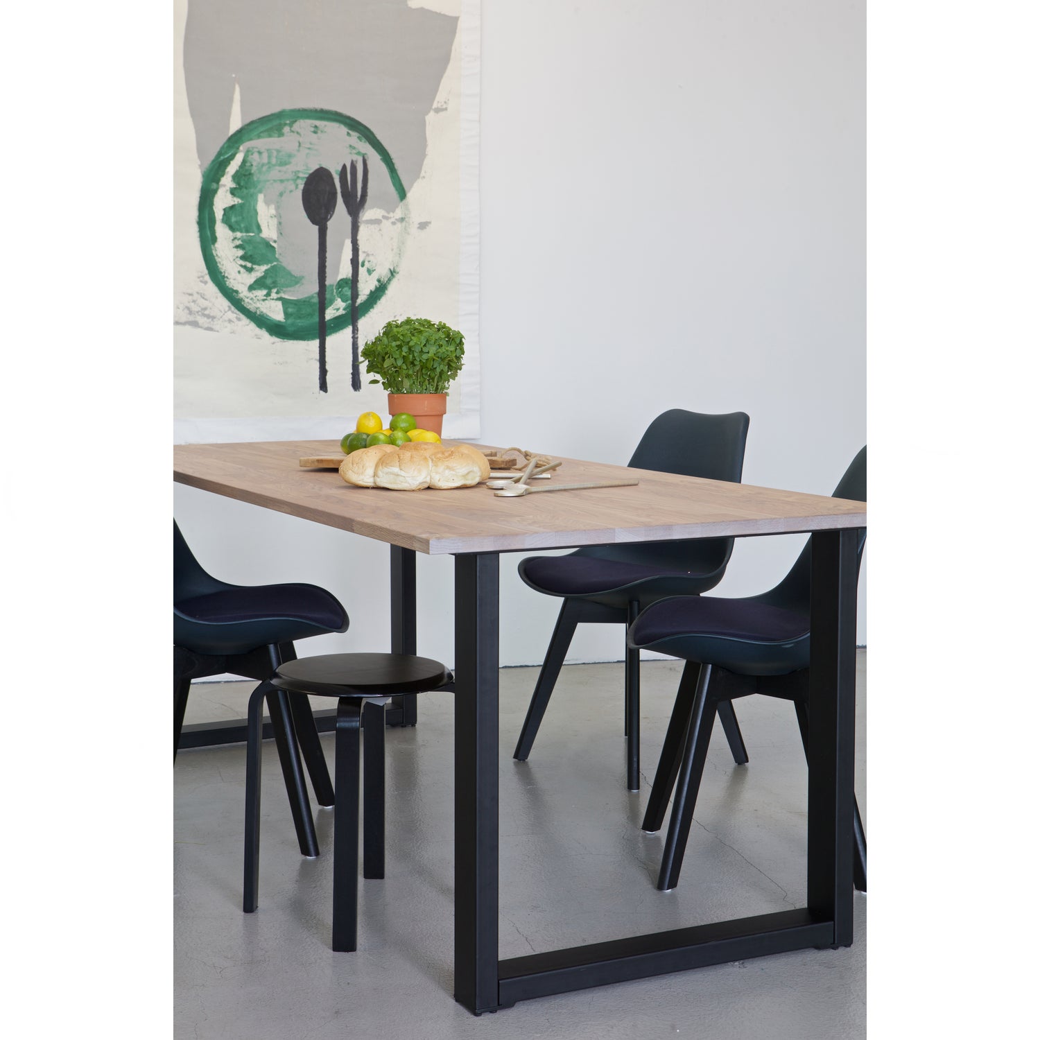 375272-E-375283-373611-B-373729-Z-01_SF_FA_Tablo_tafelblad_eiken_met_grijze_finisch_U_poot_metaal_Stan_eetkamerstoel_blauw_Diede_kruk.jpg?auto=webp&format=png&width=1500&height=1500