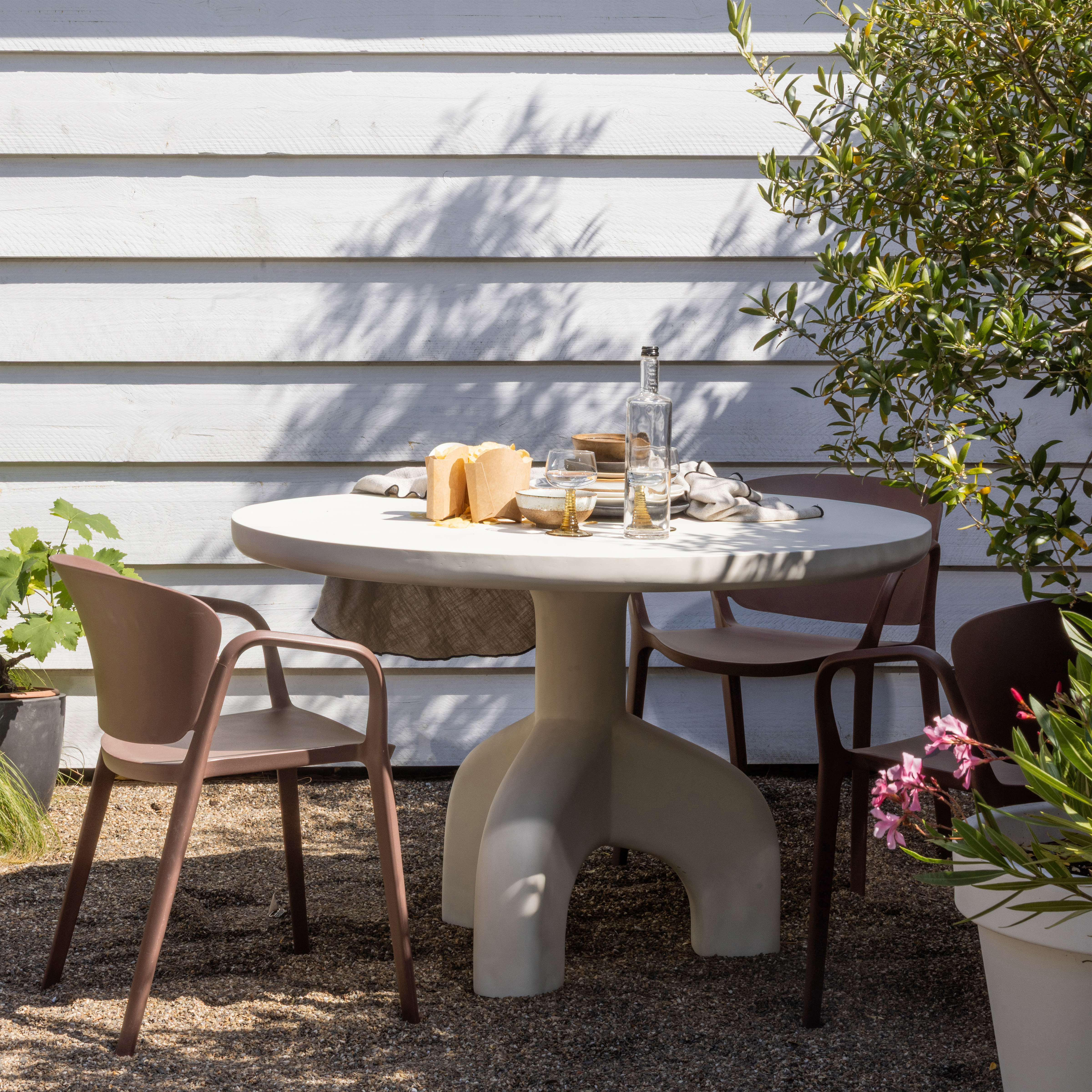 373482-R_01_SF_WO_Bent_eetkamerstoel_kunststof_zalmroze_vierkant.jpg?auto=webp&format=png&width=1500&height=1500