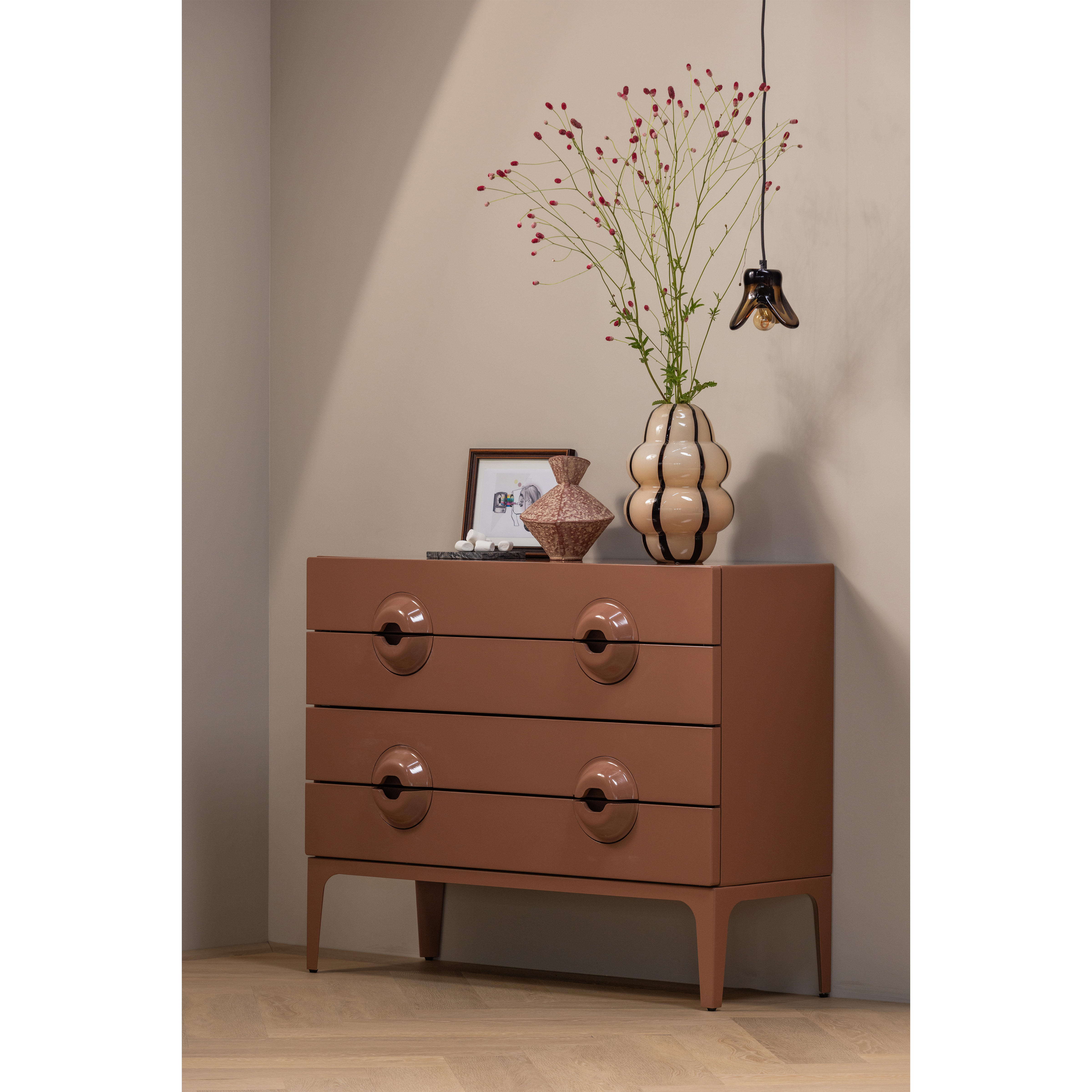 375189-MM-377598-B-377478-N-375043-B-02_SF_WP_Merge_dressoir_Elle_hanglamp_Kency_vaas_Reza.png?auto=webp&format=png&width=1500&height=1500