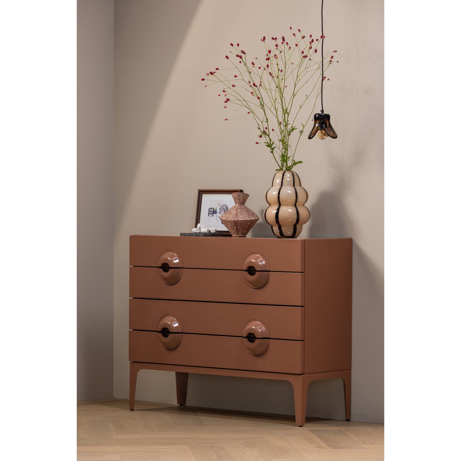 375189-MM-377598-B-377478-N-375043-B-02_SF_WP_Merge_dressoir_Elle_hanglamp_Kency_vaas_Reza.png?auto=webp&format=png&width=1500&height=1500