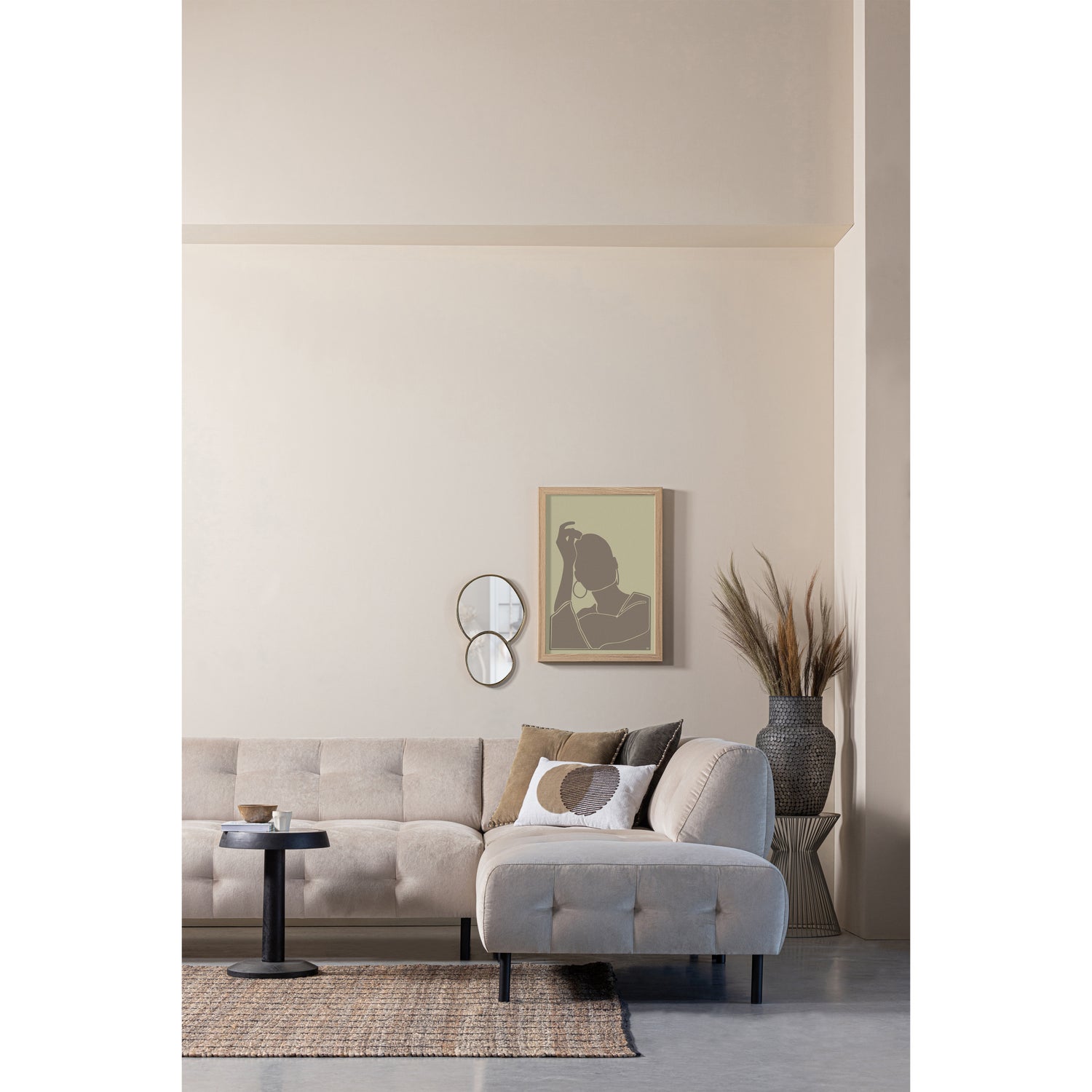 373681-S-377309-L-373447-N-373880-B-373338-Z-02_SF_WE_Lloyd_hoekbank_rechts_sea_salt__Lindsay_poster_Basil_jure_rug_Shay_mirror_Ace_vase.jpg?auto=webp&format=png&width=1500&height=1500